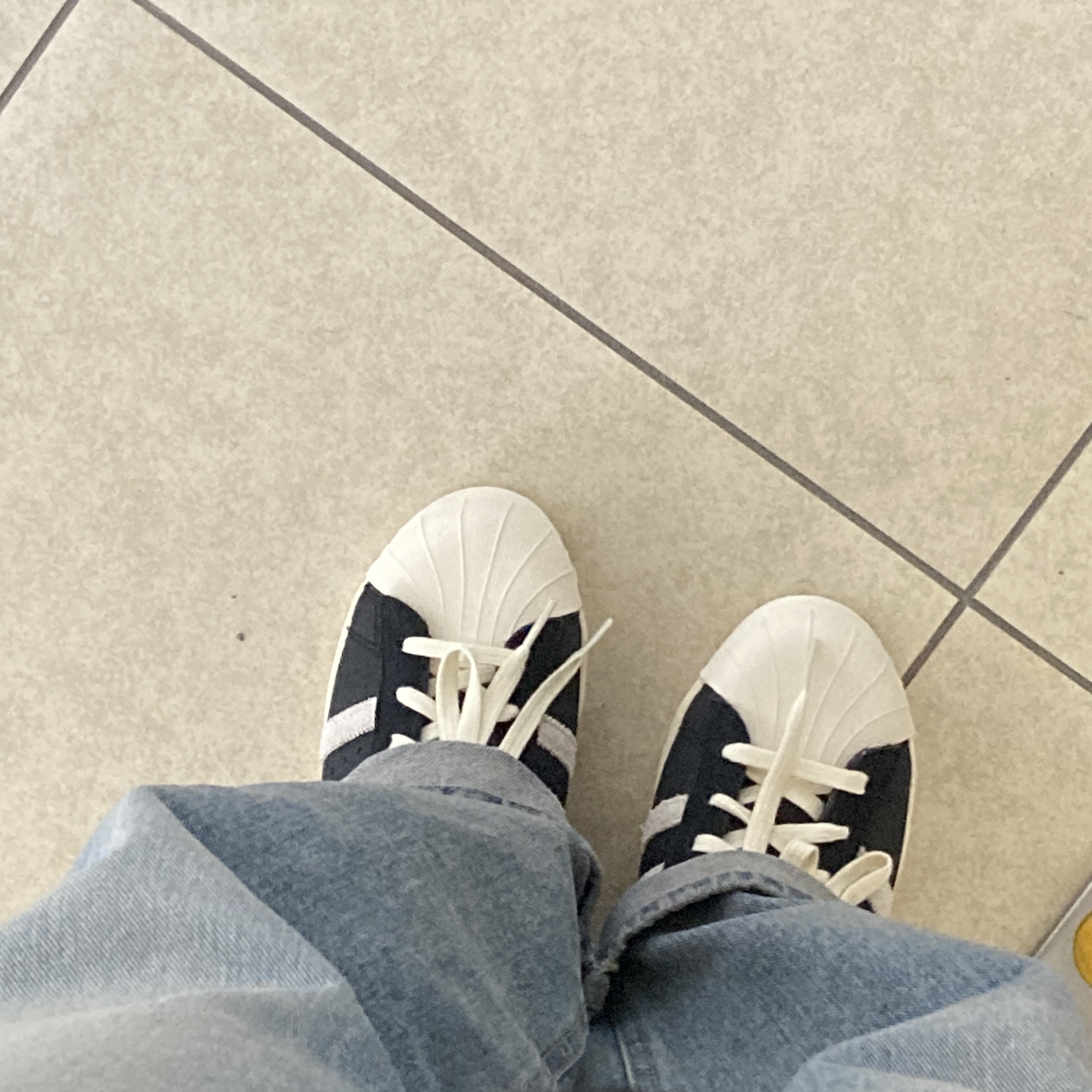 Adidas Superstar 82 Black White 착용 스타일