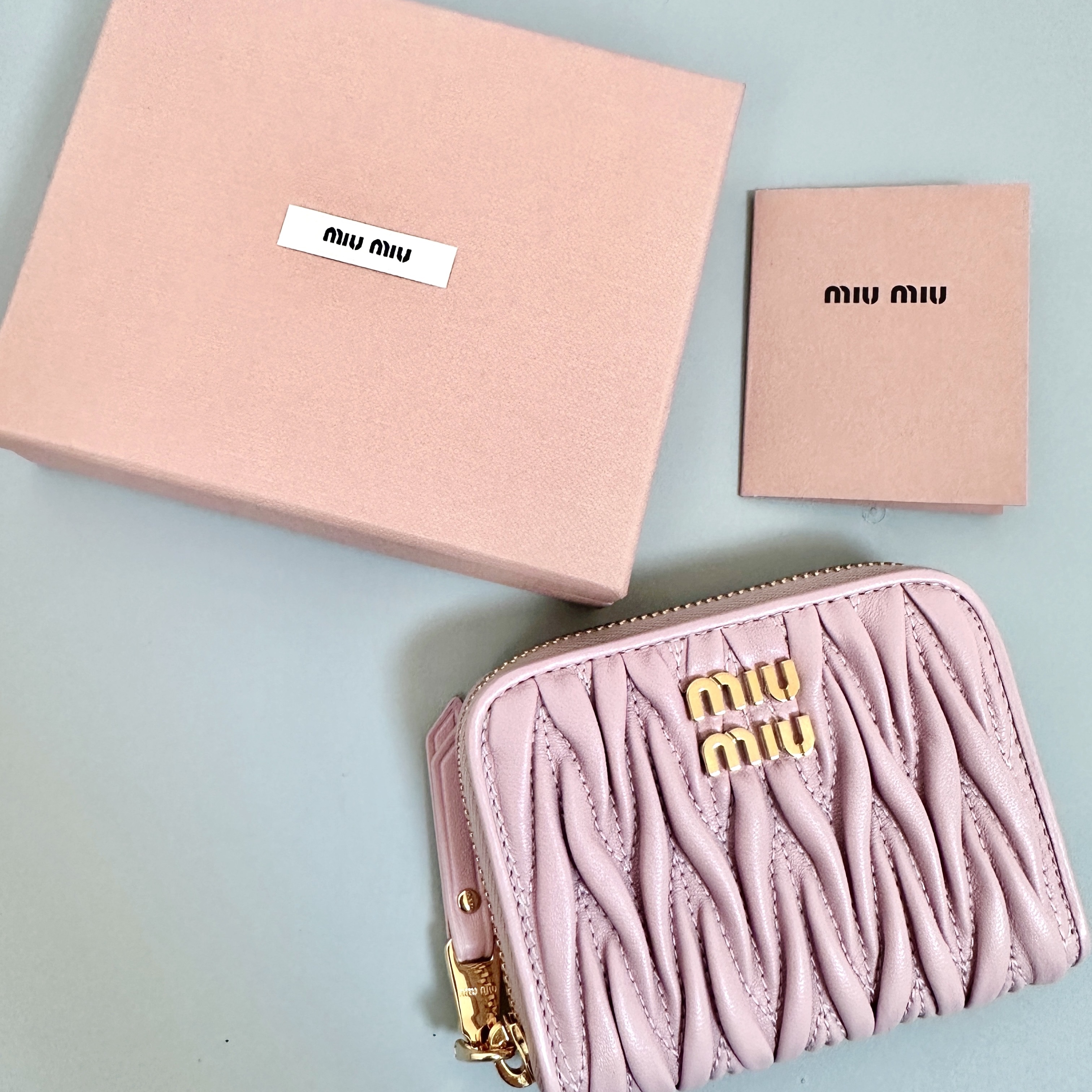 Miu Miu Matelasse Nappa Leather Coin Purse Alabaster Pink 착용 스타일