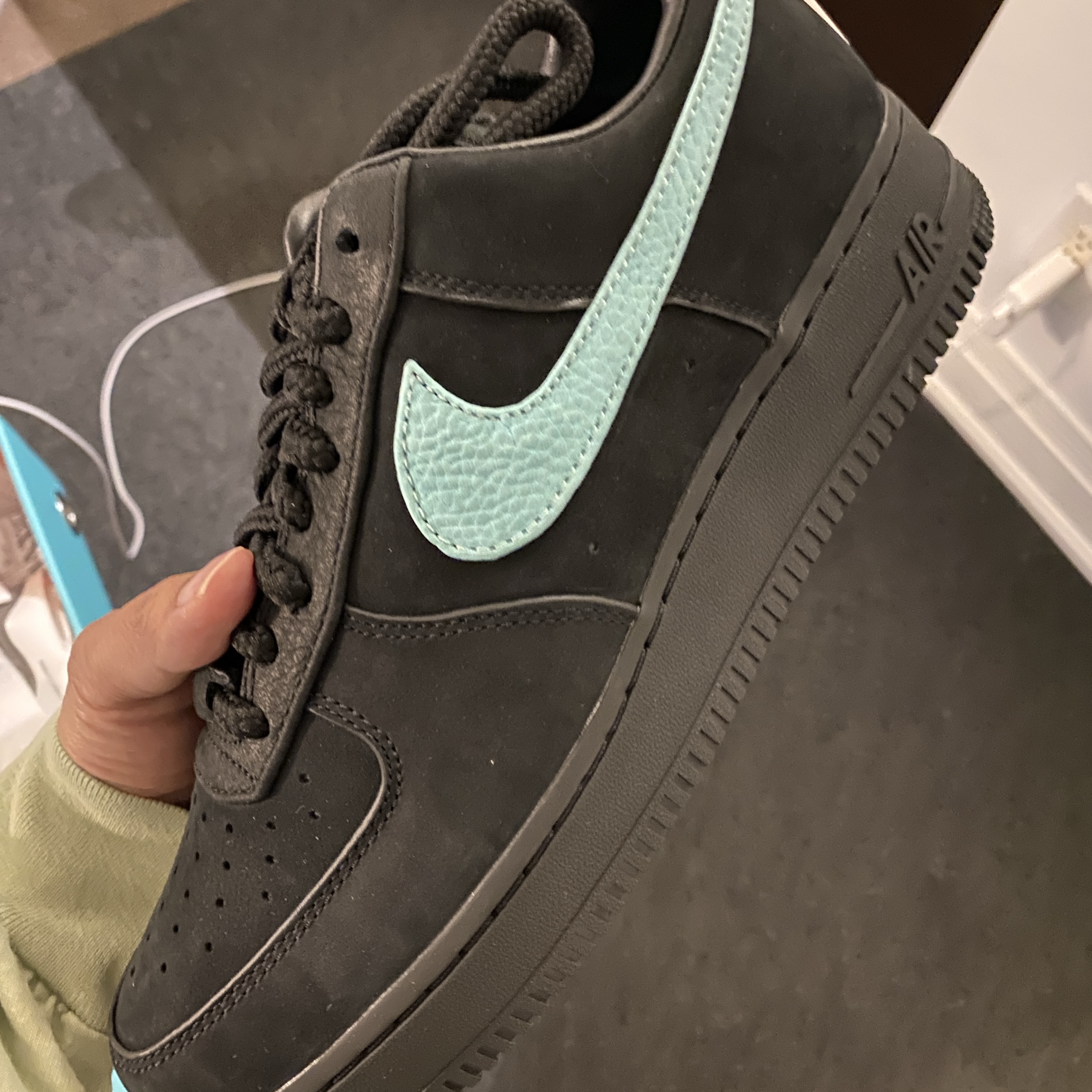Nike x Tiffany & Co. Air Force 1 Low SP 1837, Nike x Stussy Air Force 1 '07 Mid SP Black and Light Bone 착용 스타일 - 4