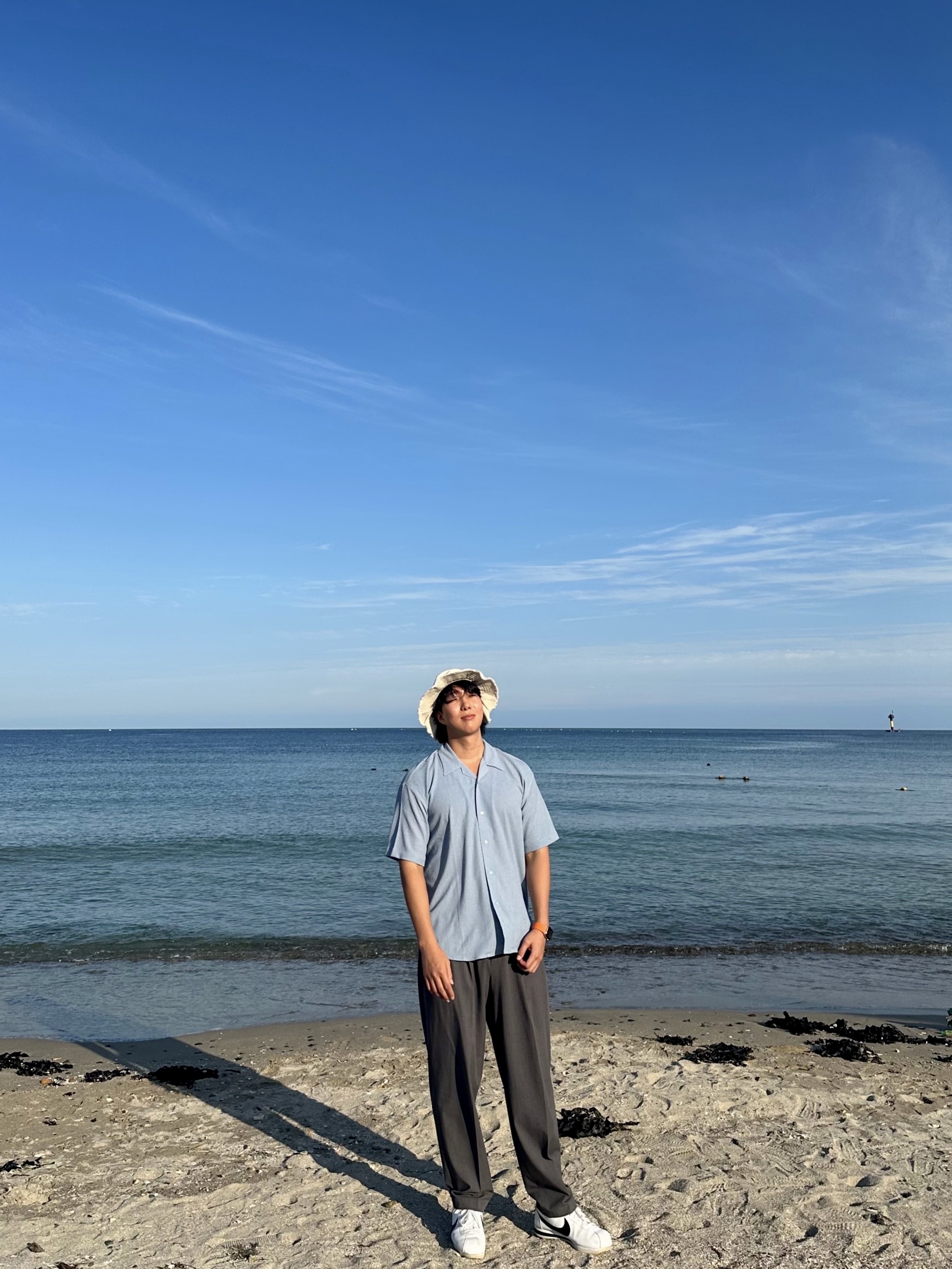Jacquemus Le Bob Artichaut Bucket Hat Off White, Nike Cortez White and Black 착용 스타일