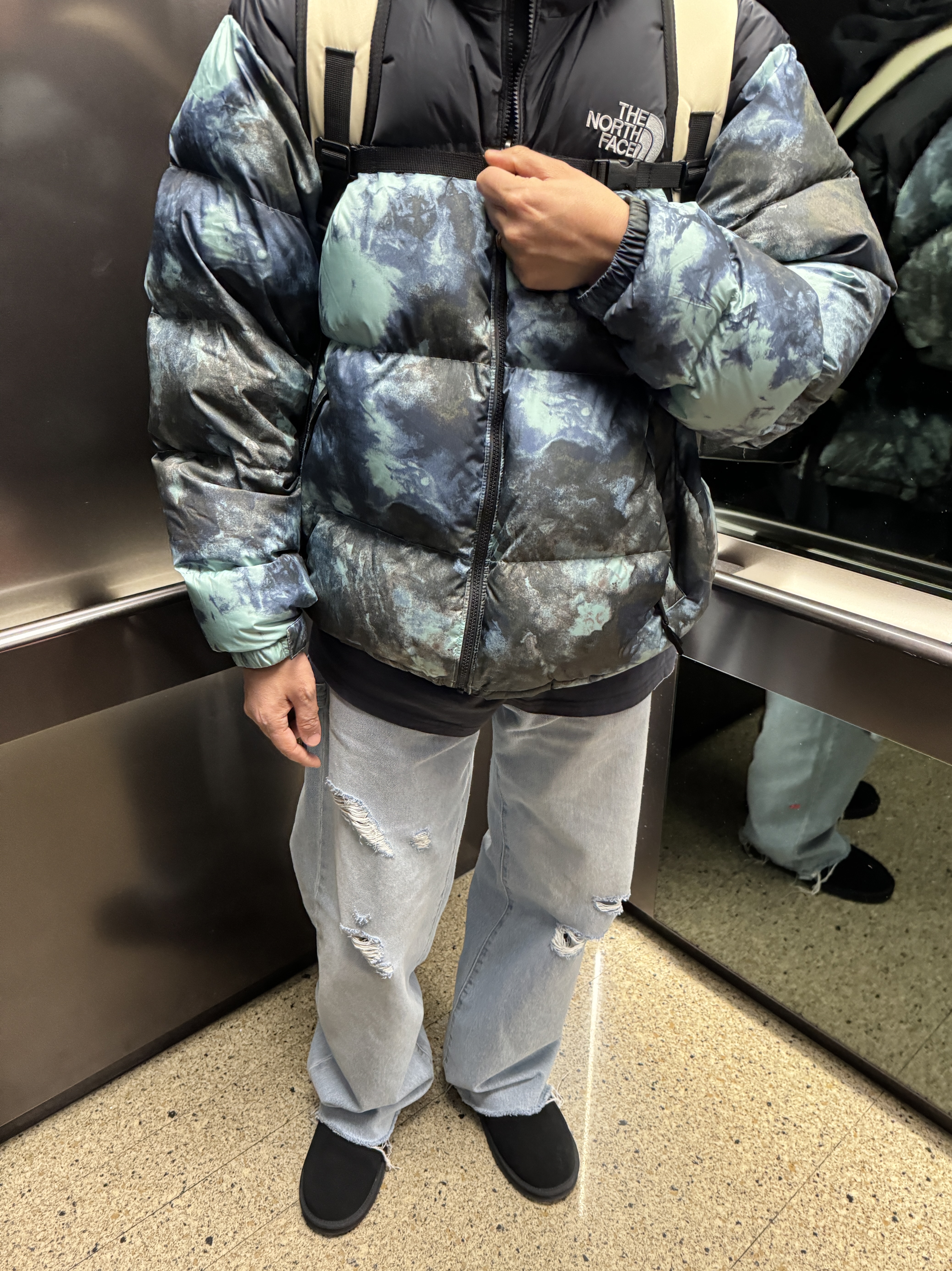 Levi's x Erl Stay Loose Jeans Indigo, The North Face Printed 1996 Retro Nuptse Jacket Ice Blue 착용 스타일