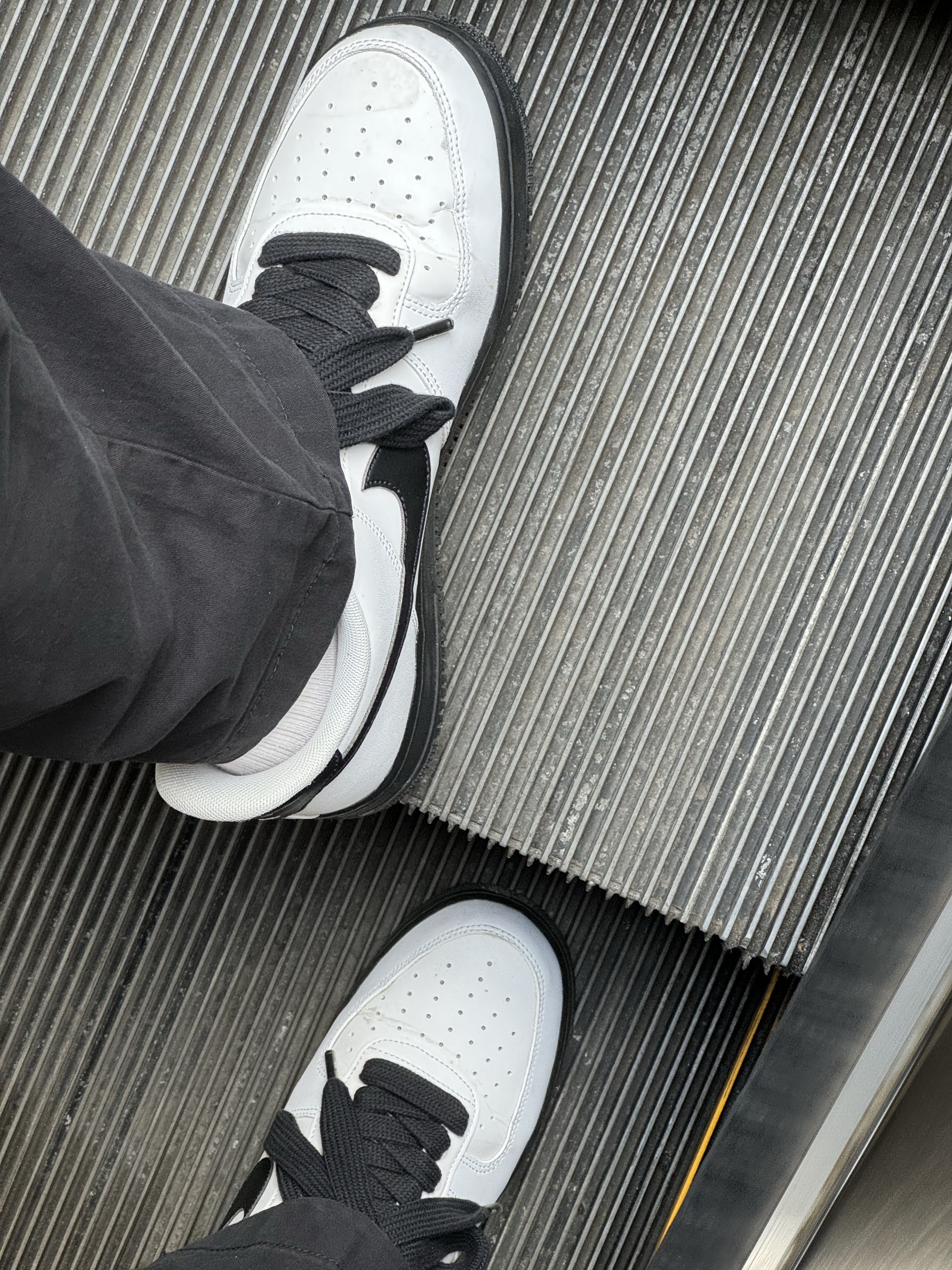Nike Air Force 1 Low White Black Midsole 착용 스타일