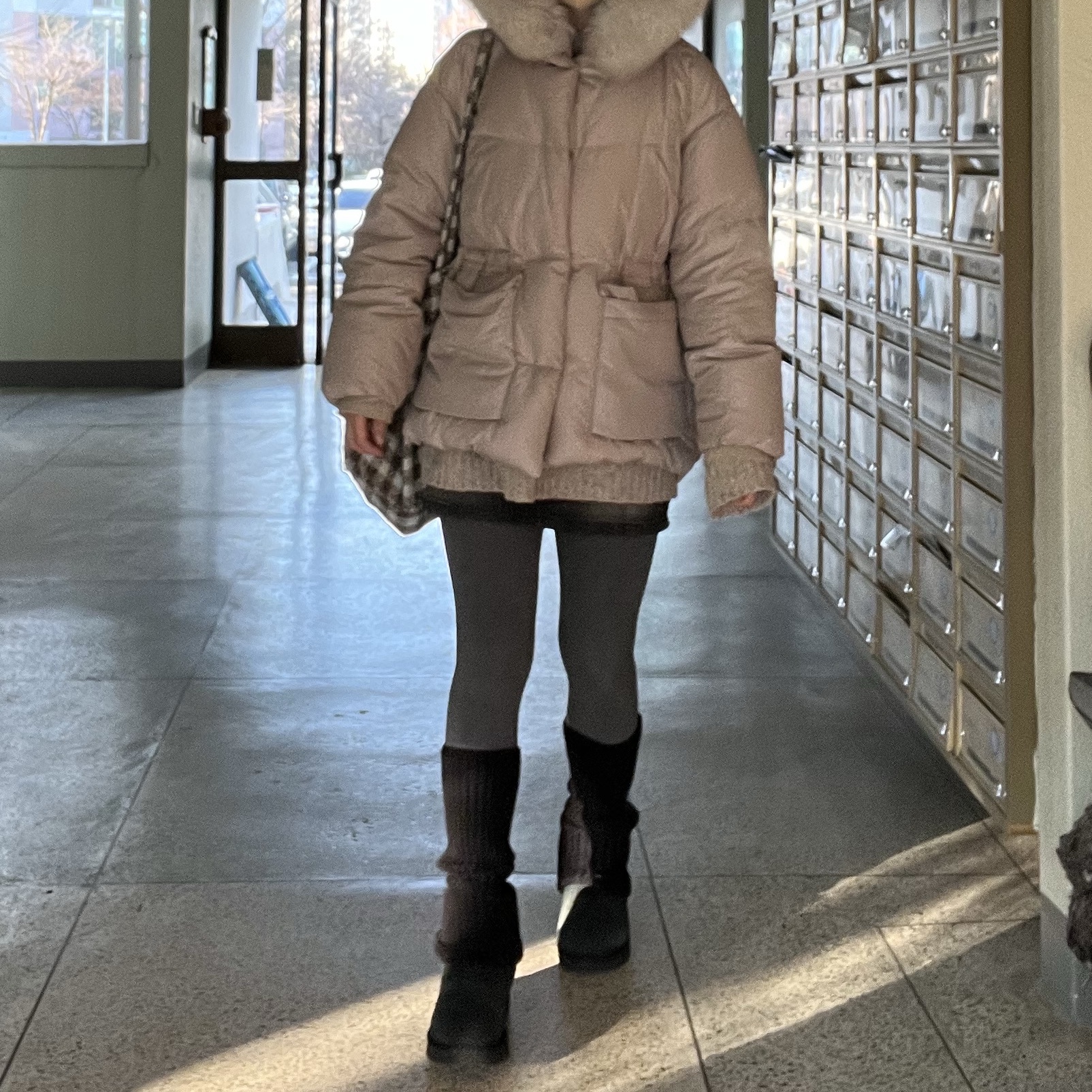 (W) UGG Classic Mini II Boots Black 착용 스타일 - 2