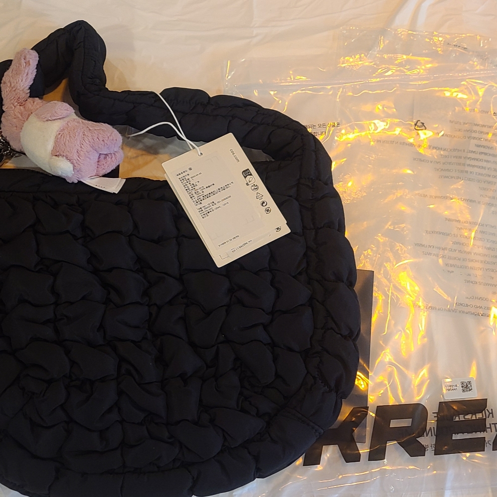 COS Quilted Mini Bag Black 착용 스타일 - 1