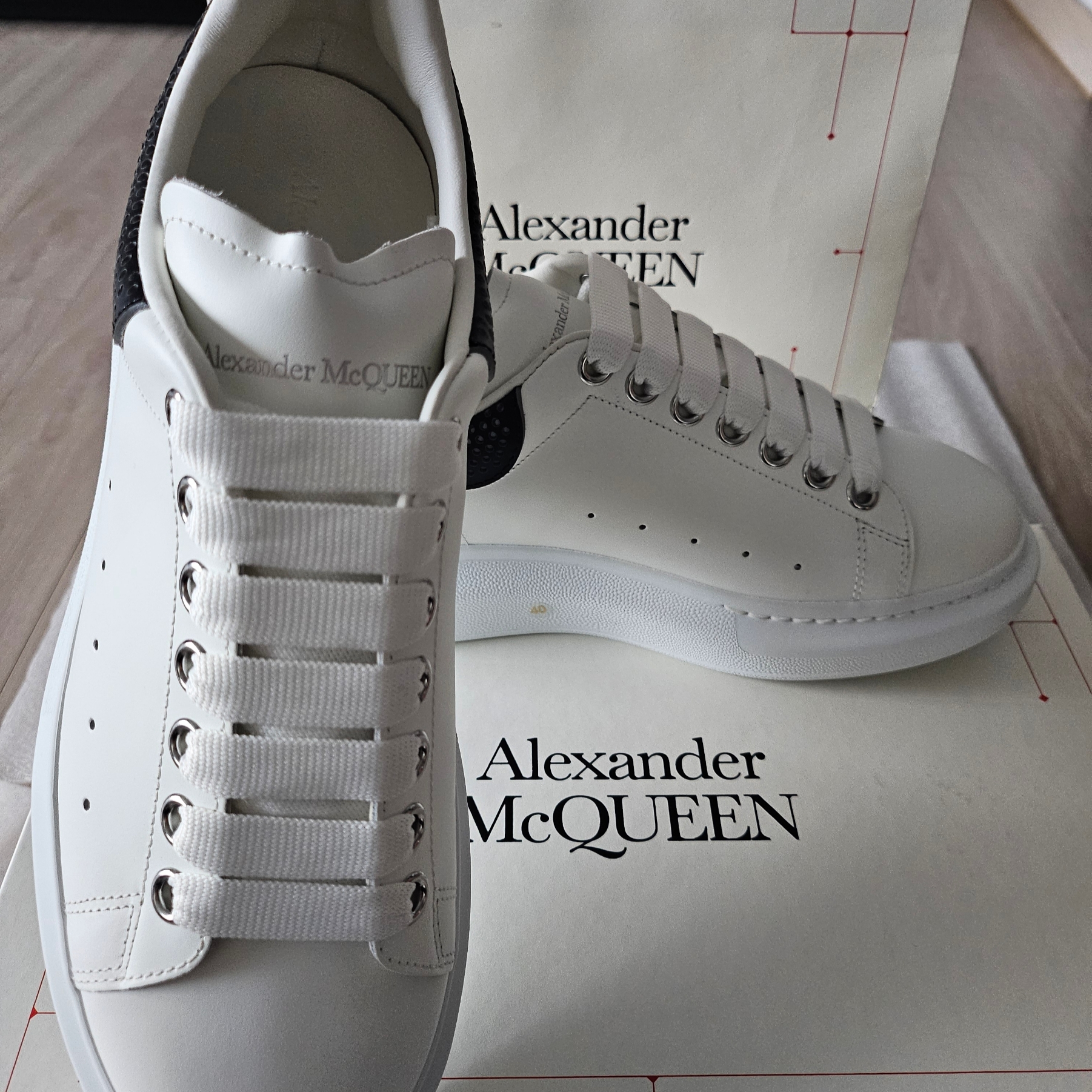 Alexander McQueen Larry Dot Tab Oversized Sneakers White Black Silver 착용 스타일 - 2