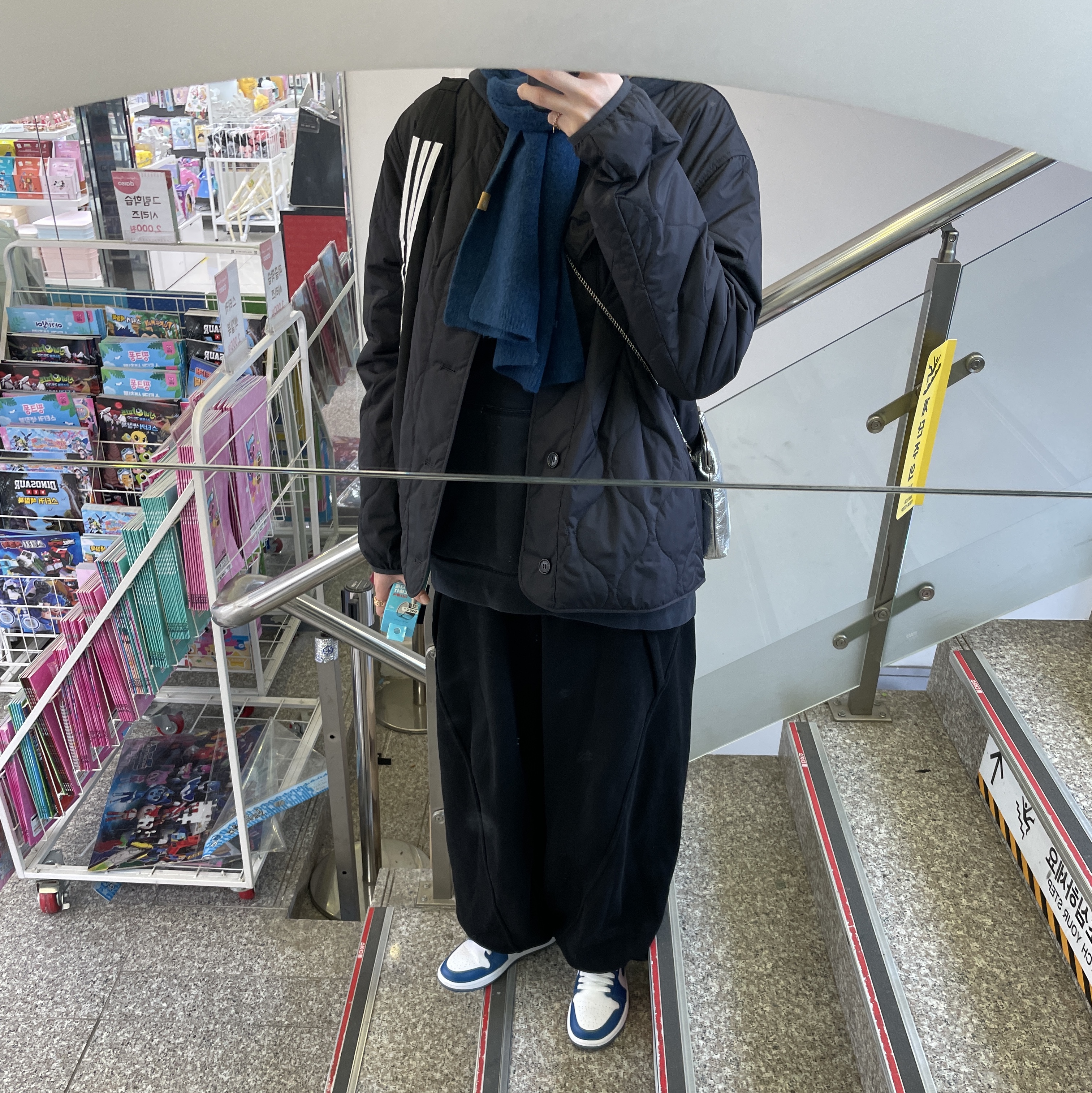 (W) Jordan 1 Low White Dark Marina Blue, Adidas Always Original Shoulder Bag Black 착용 스타일