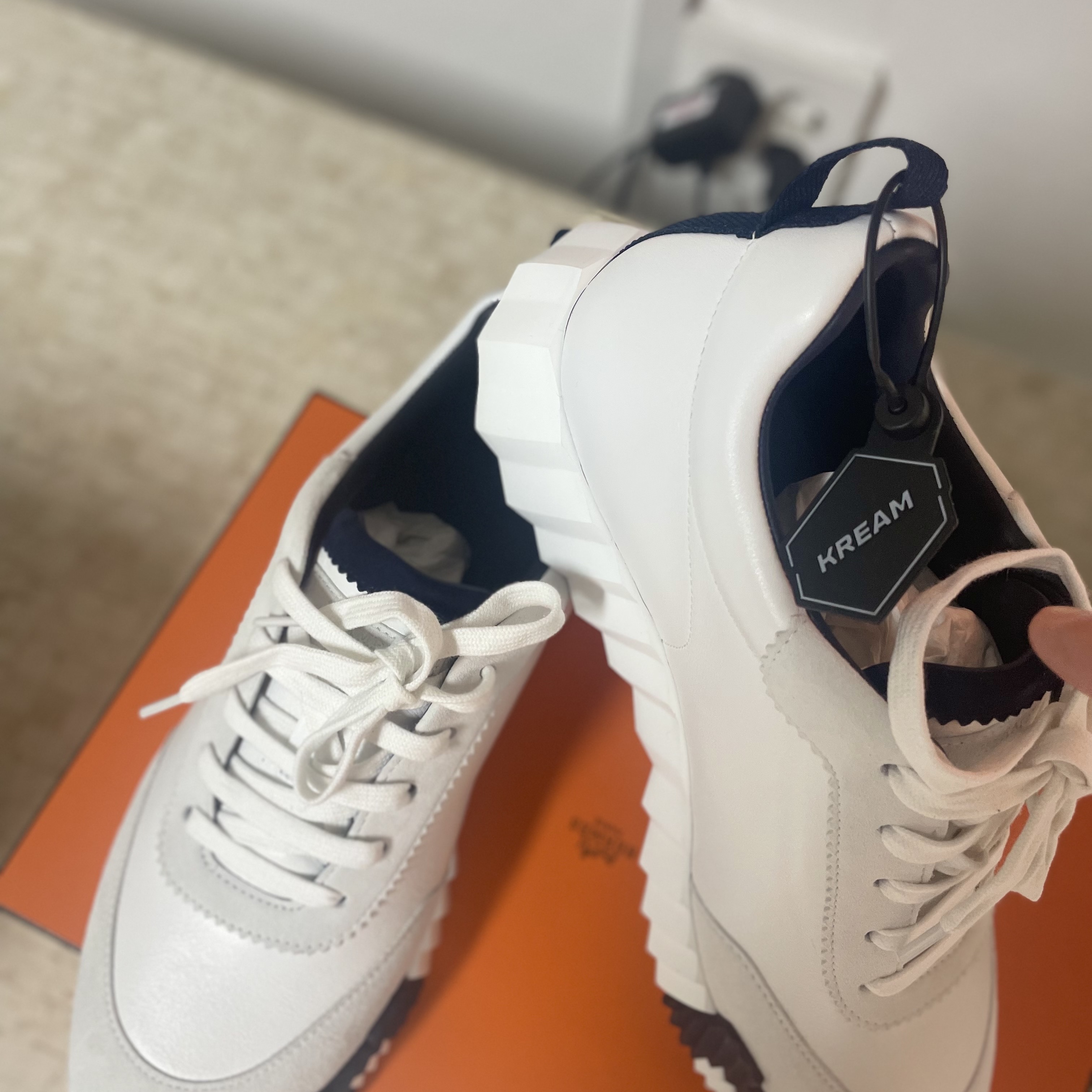 Hermes Bouncing Sneakers Calfskin Suede Goatskin & Blanc 착용 스타일