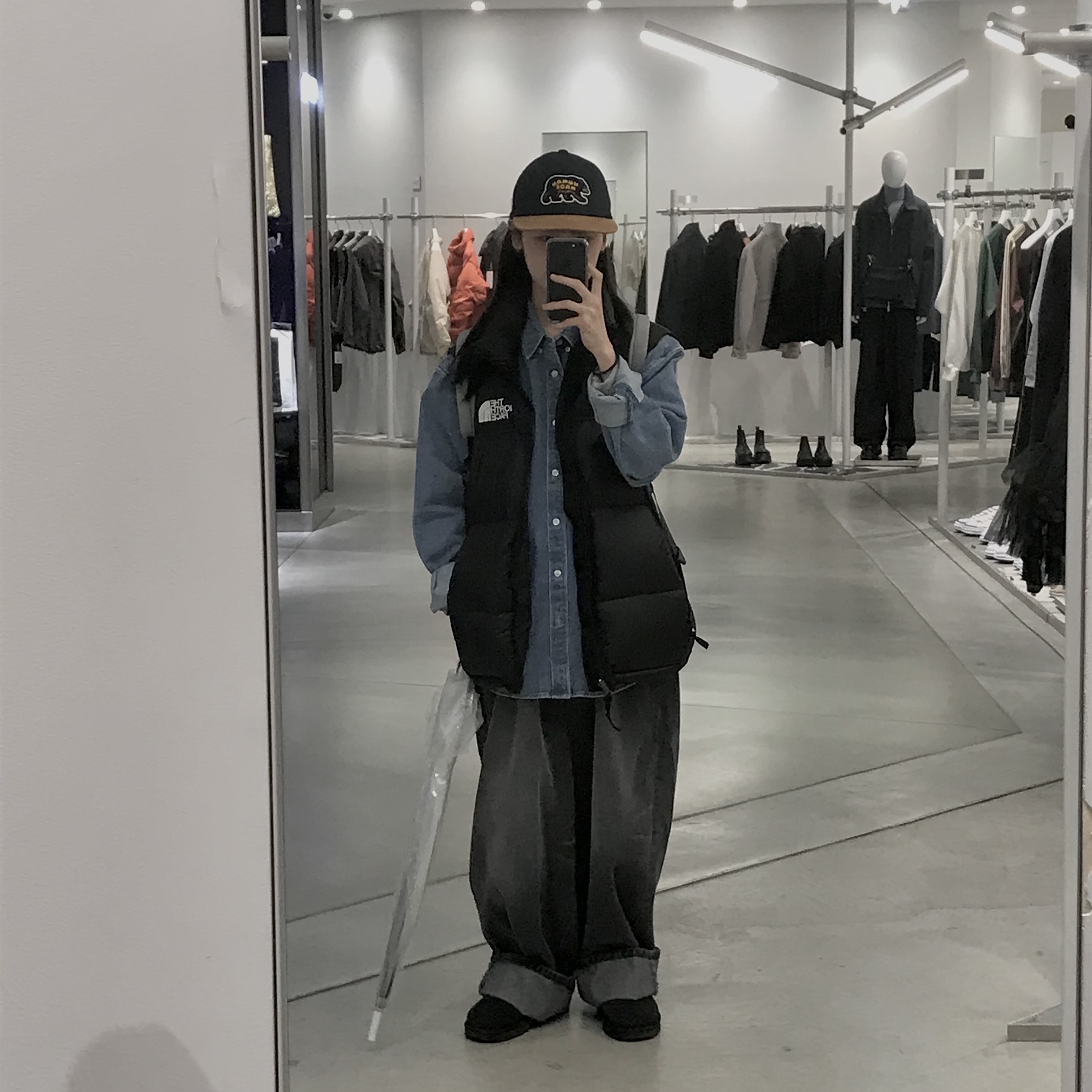노스페이스 1996 레트로 눕시 베스트 블랙, (W) 어그 클래식 울트라 미니 부츠 블랙 착용 스타일