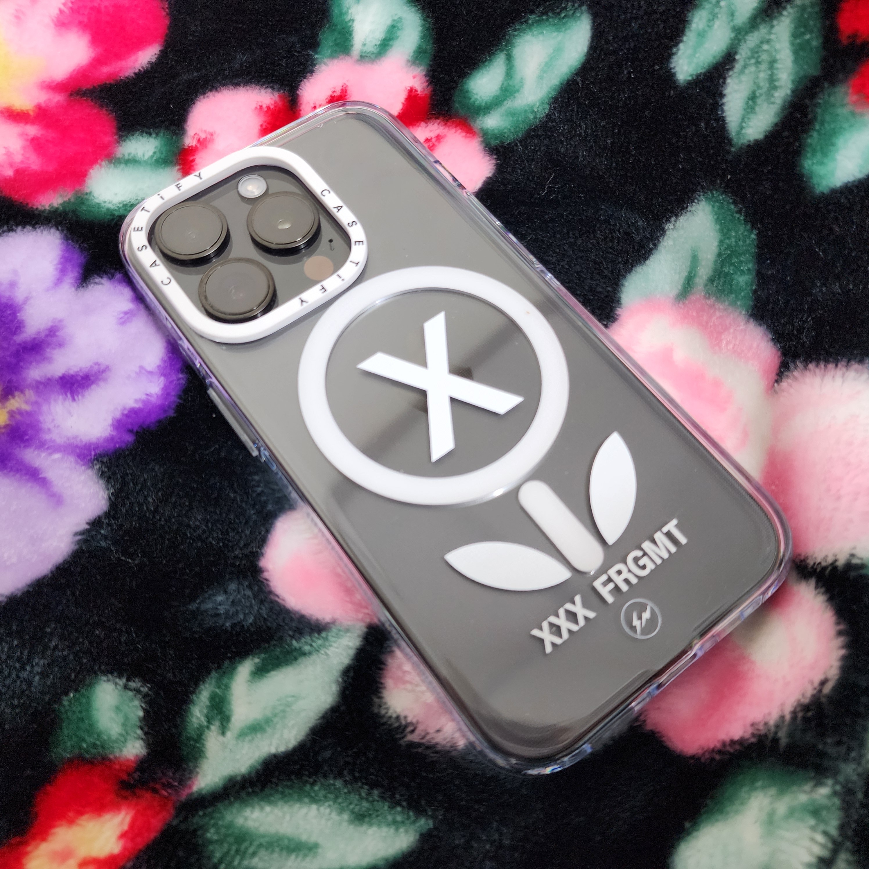 Casetify x Fragment x God Selection XXX Flower White iphone Magsafe Case Clear White Camera Ring 착용 스타일