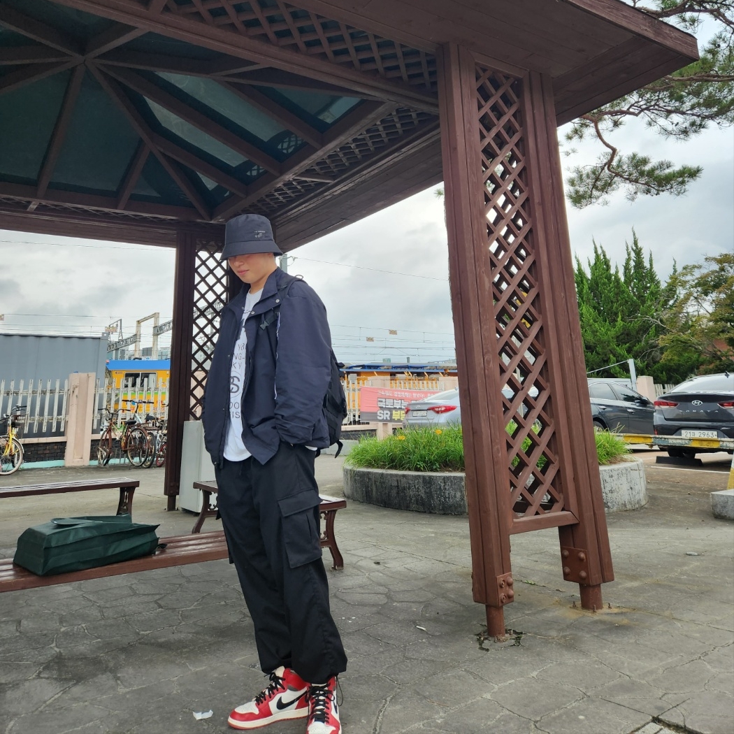 Jordan 1 Retro High OG Chicago 2022, Stussy World Tour T-Shirt White 2023 착용 스타일