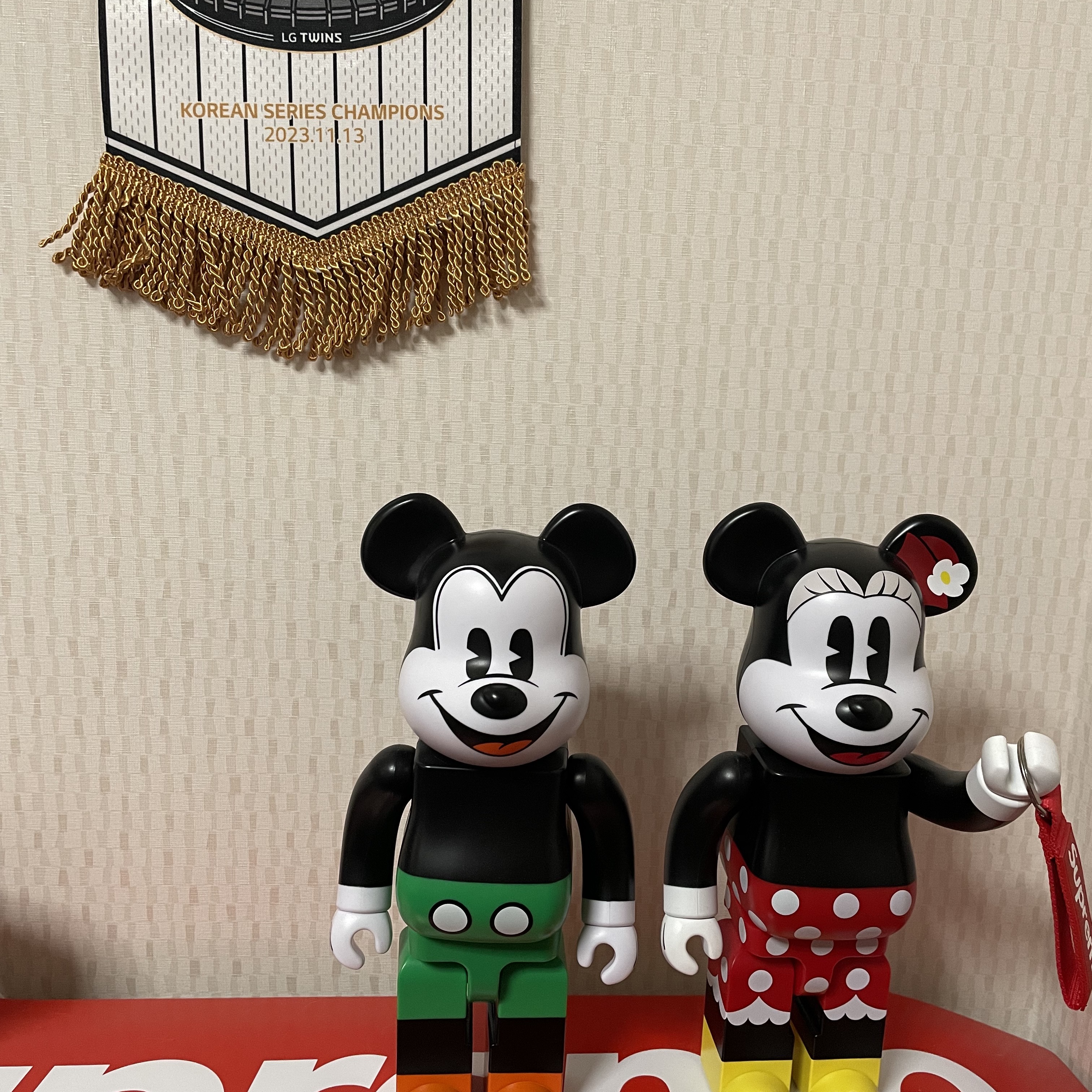 Bearbrick Minnie Mouse 100％ & 400％ Set, Bearbrick Mickey Mouse 1930's Poster 100% & 400% Set 착용 스타일
