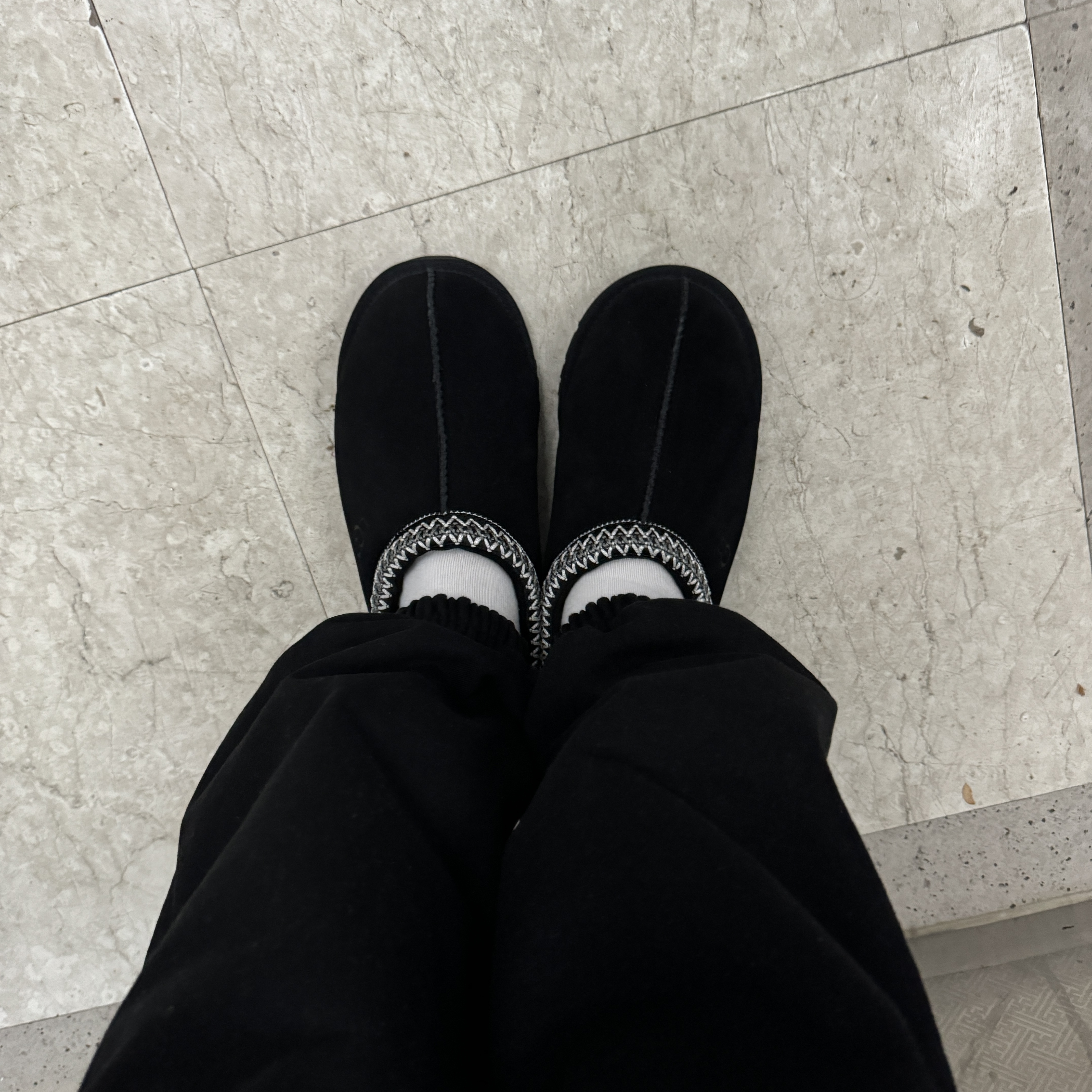 UGG Tasman Black 착용 스타일
