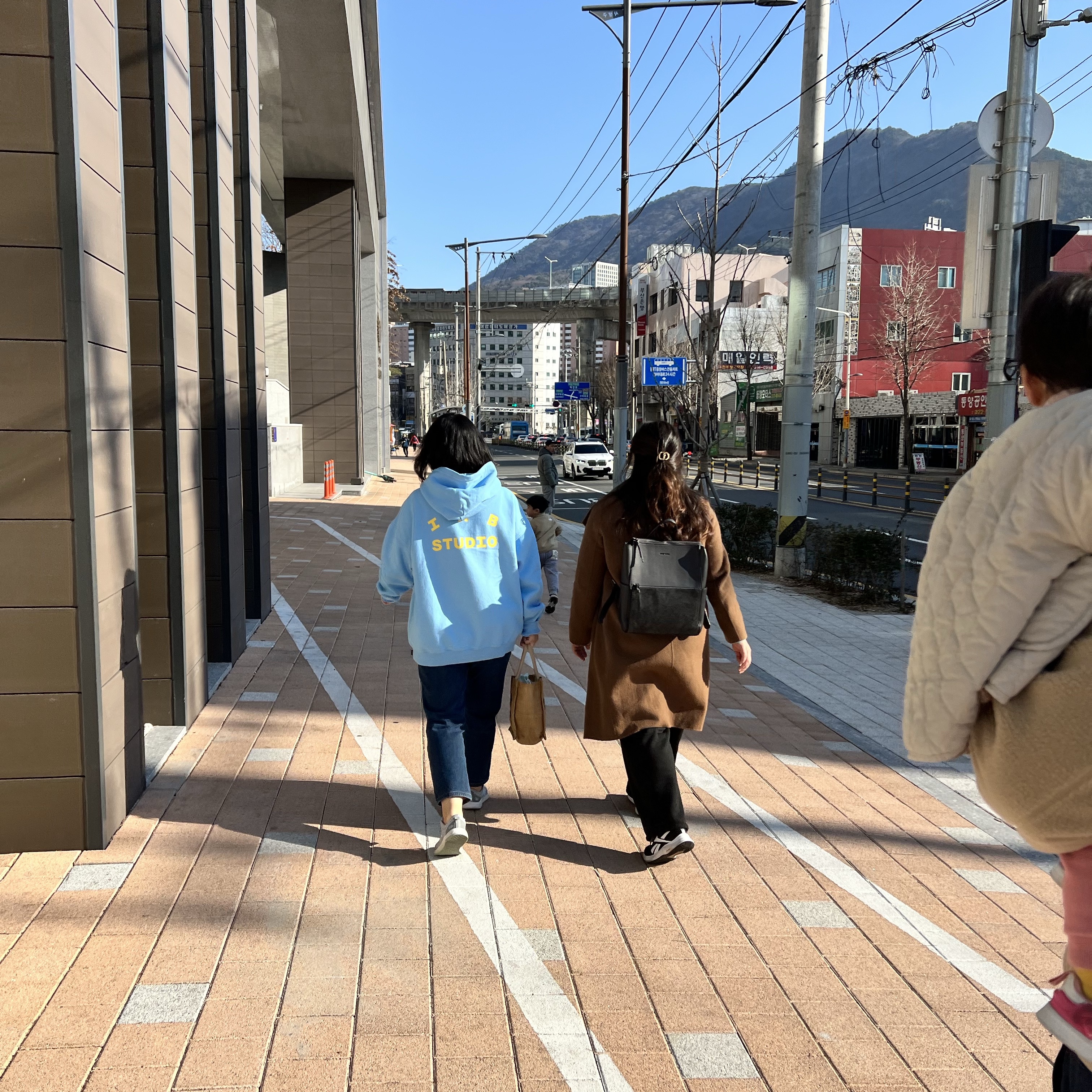 IAB Studio Hoodie Sky Blue Lemon 착용 스타일
