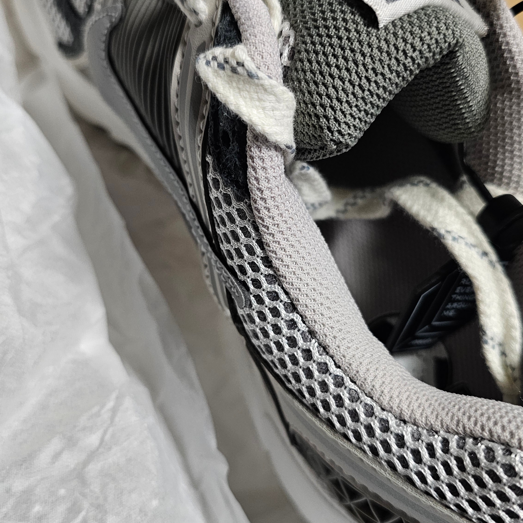 Nike Zoom Vomero 5 PRM Light Iron Ore and Flat Fewter 착용 스타일