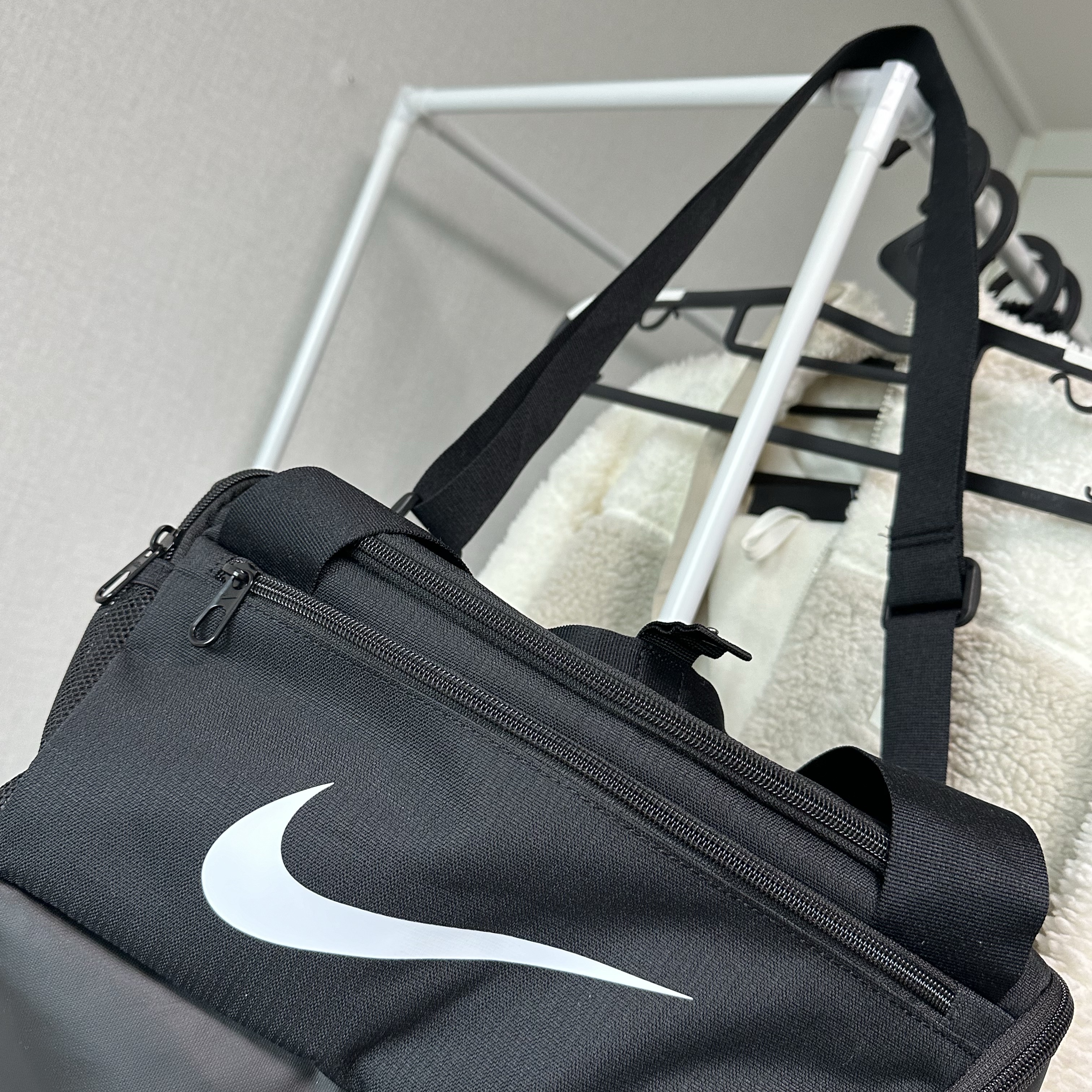 Nike Brasilia 9.5 Training Duffle Bag Extra Small 25L Black 착용 스타일