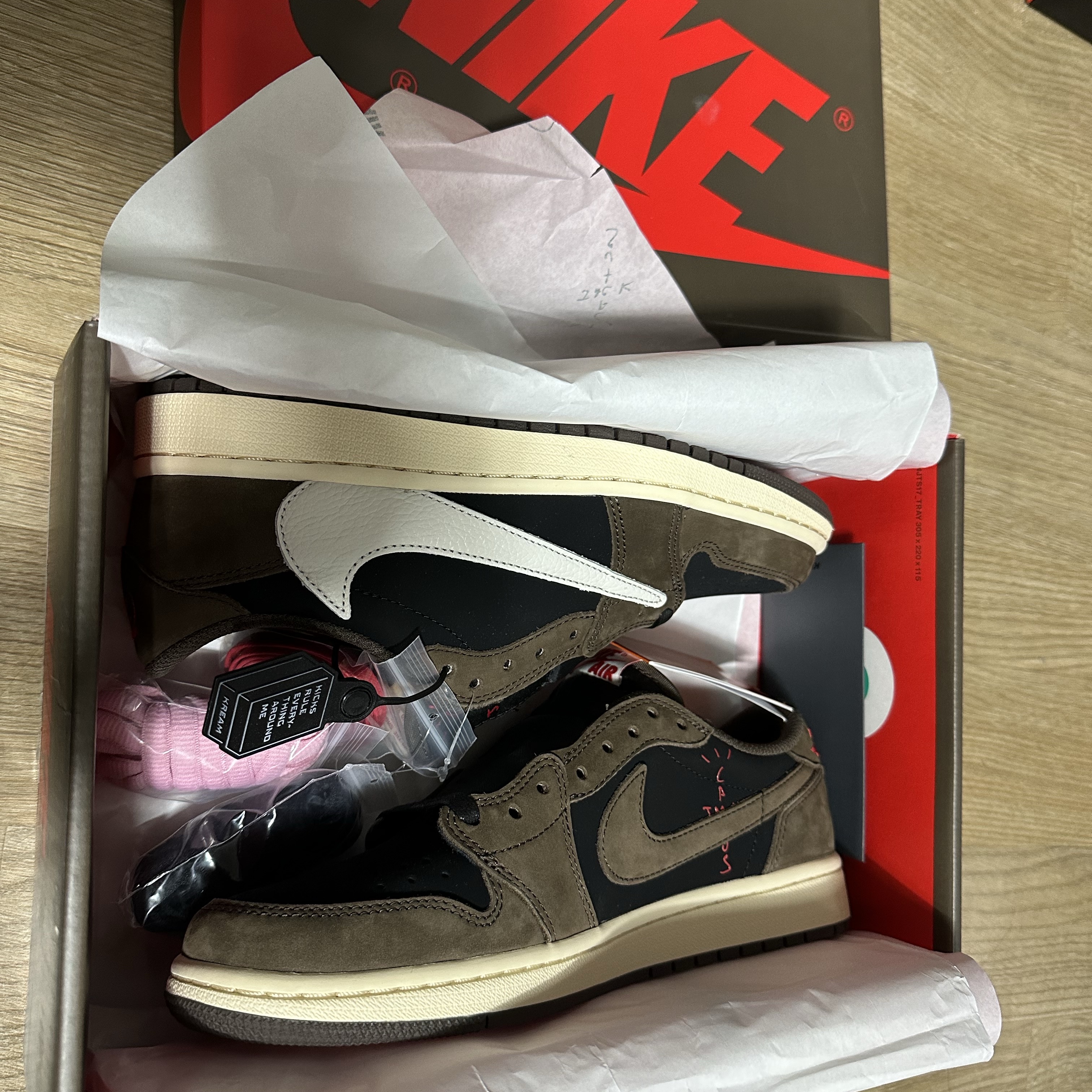Jordan 1 x Travis Scott Retro Low OG SP Mocha 착용 스타일 - 2