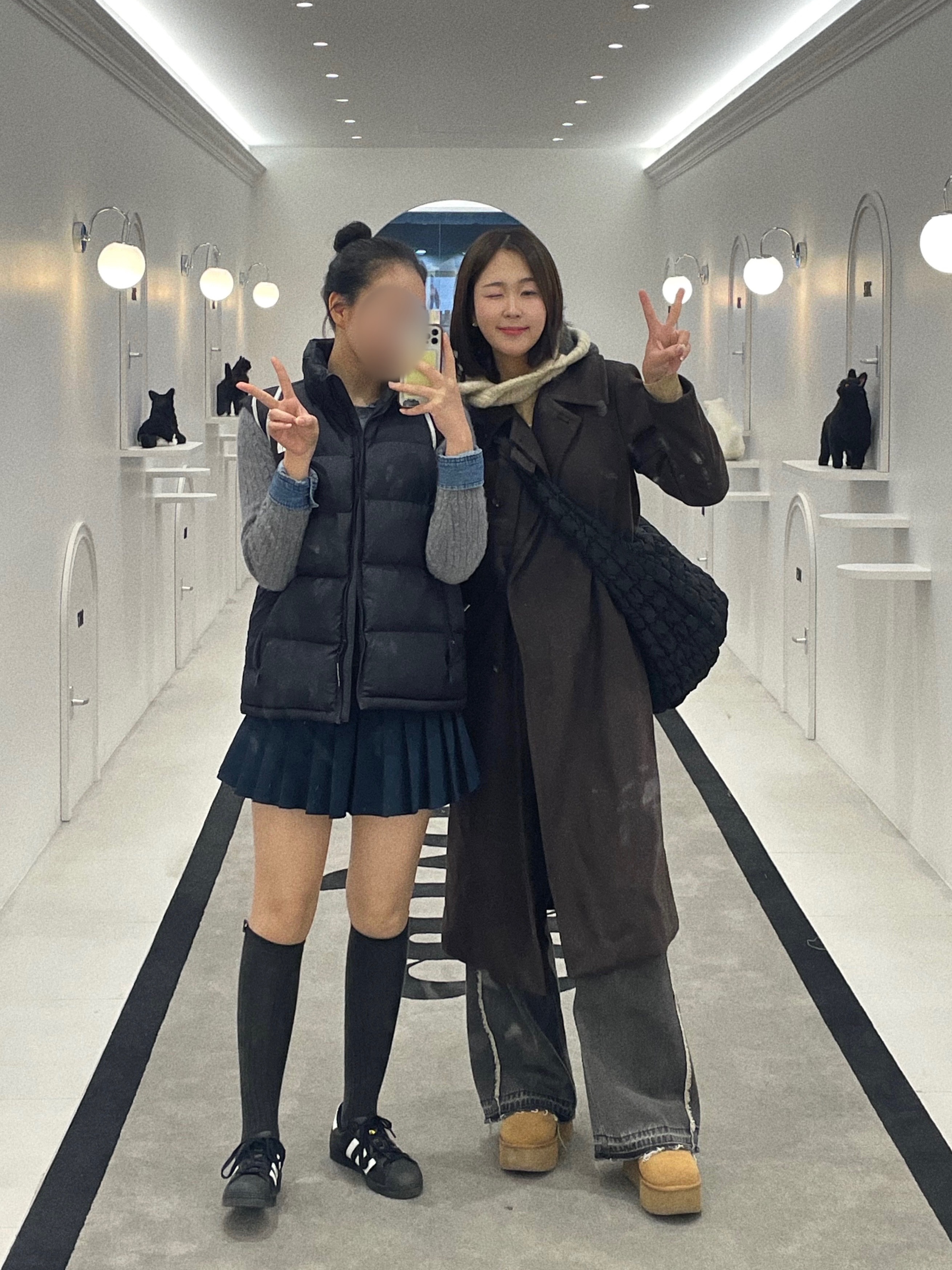 (W) UGG Classic Ultra Mini Platform Boots Chestnut, COS Quilted Oversized Shoulder Bag Black 착용 스타일