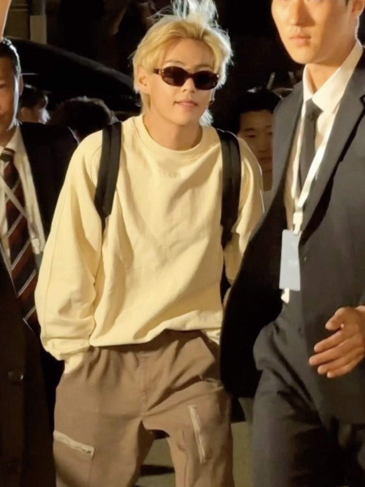(W) Celine Triomphe 01 Sunglasses in Acetate Blonde Havana 착용 스타일
