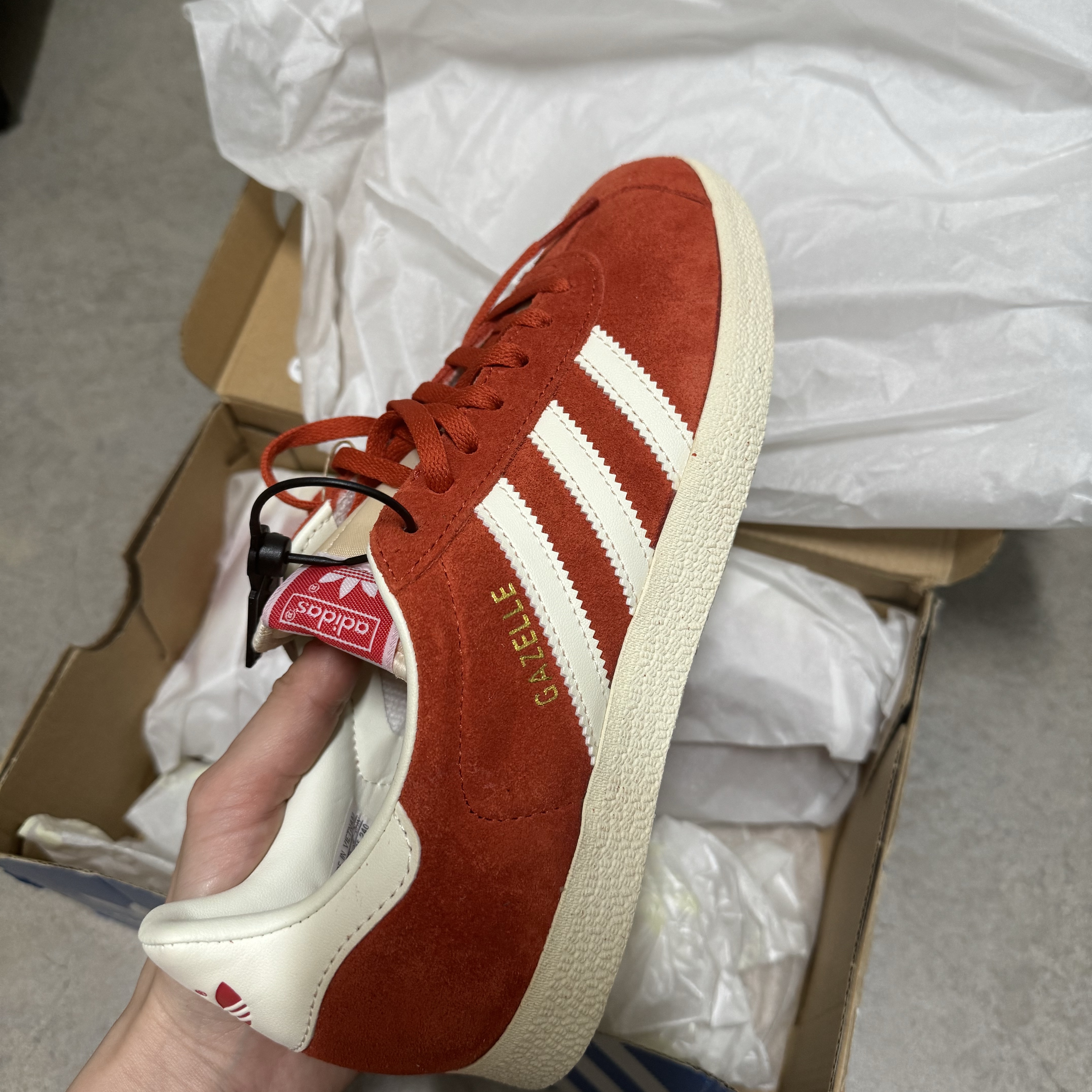 Adidas Gazelle Preloved Red Off White 착용 스타일