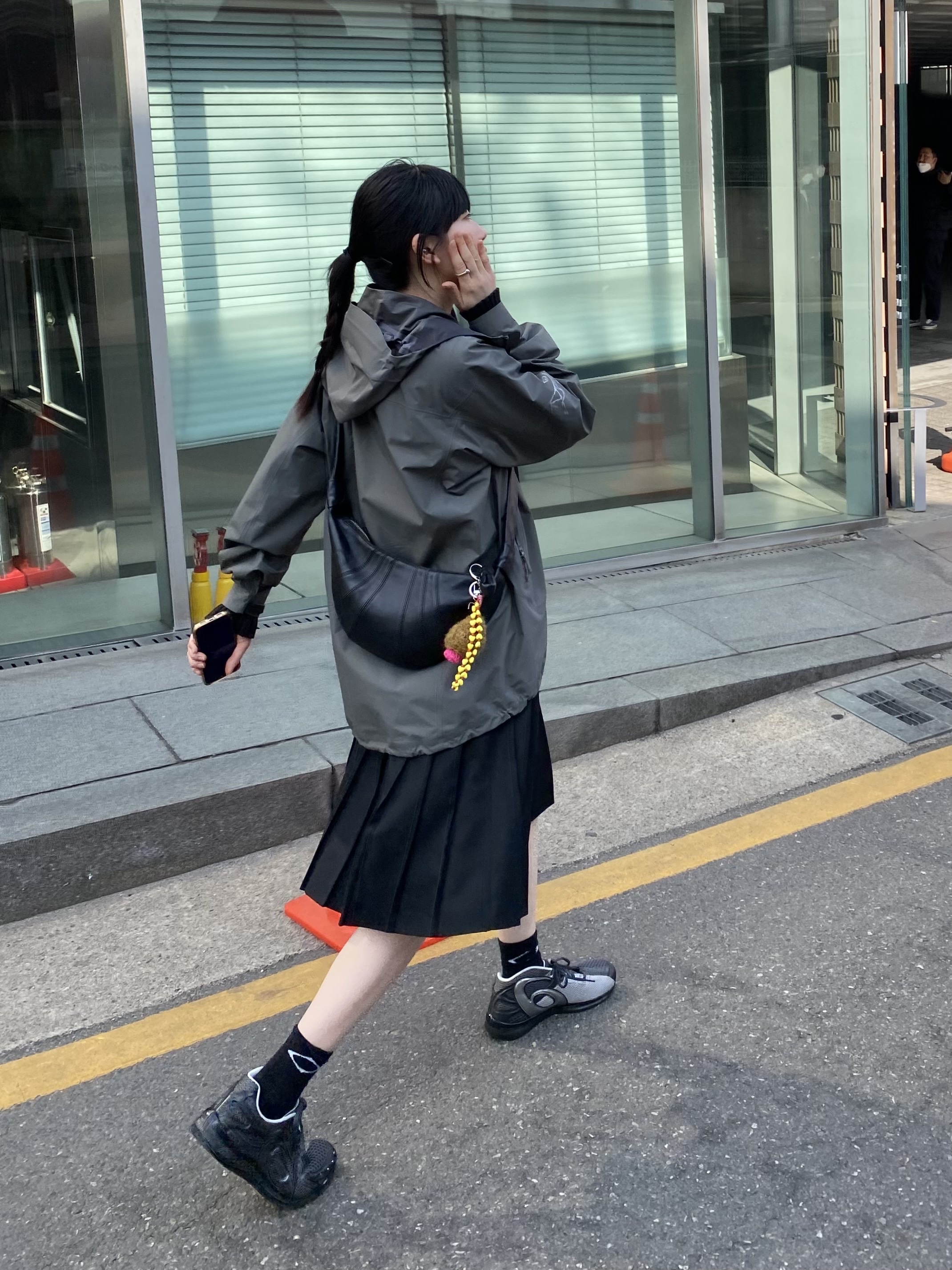Lemaire Small Croissant Bag Soft Nappa Leather Black, Asics x Kiko Kostadinov Gel Sokat Infinity Dark Grey 착용 스타일