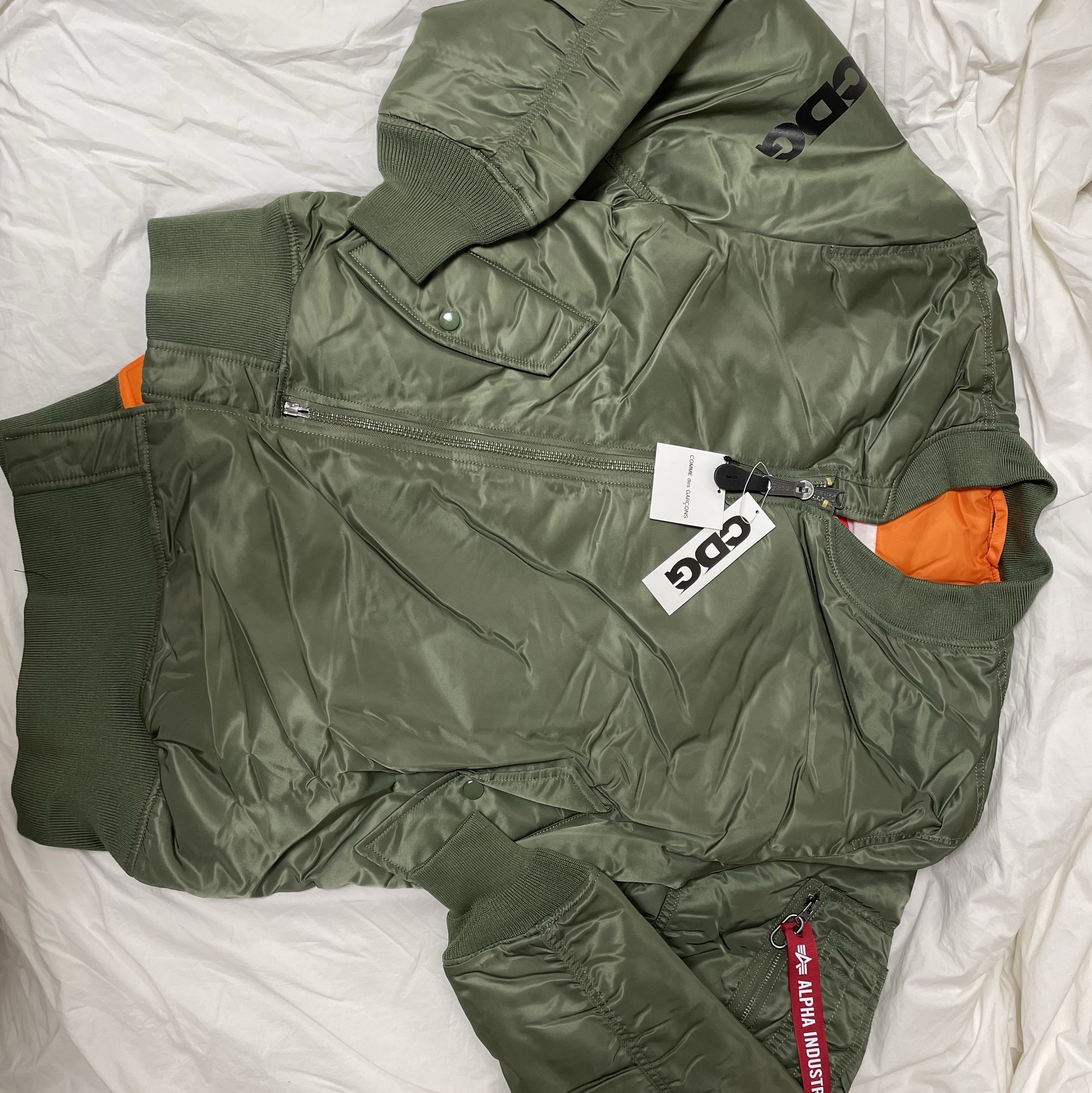 CDG x Alpha Industries Bias MA-1 Jacket Olive 착용 스타일 - 1