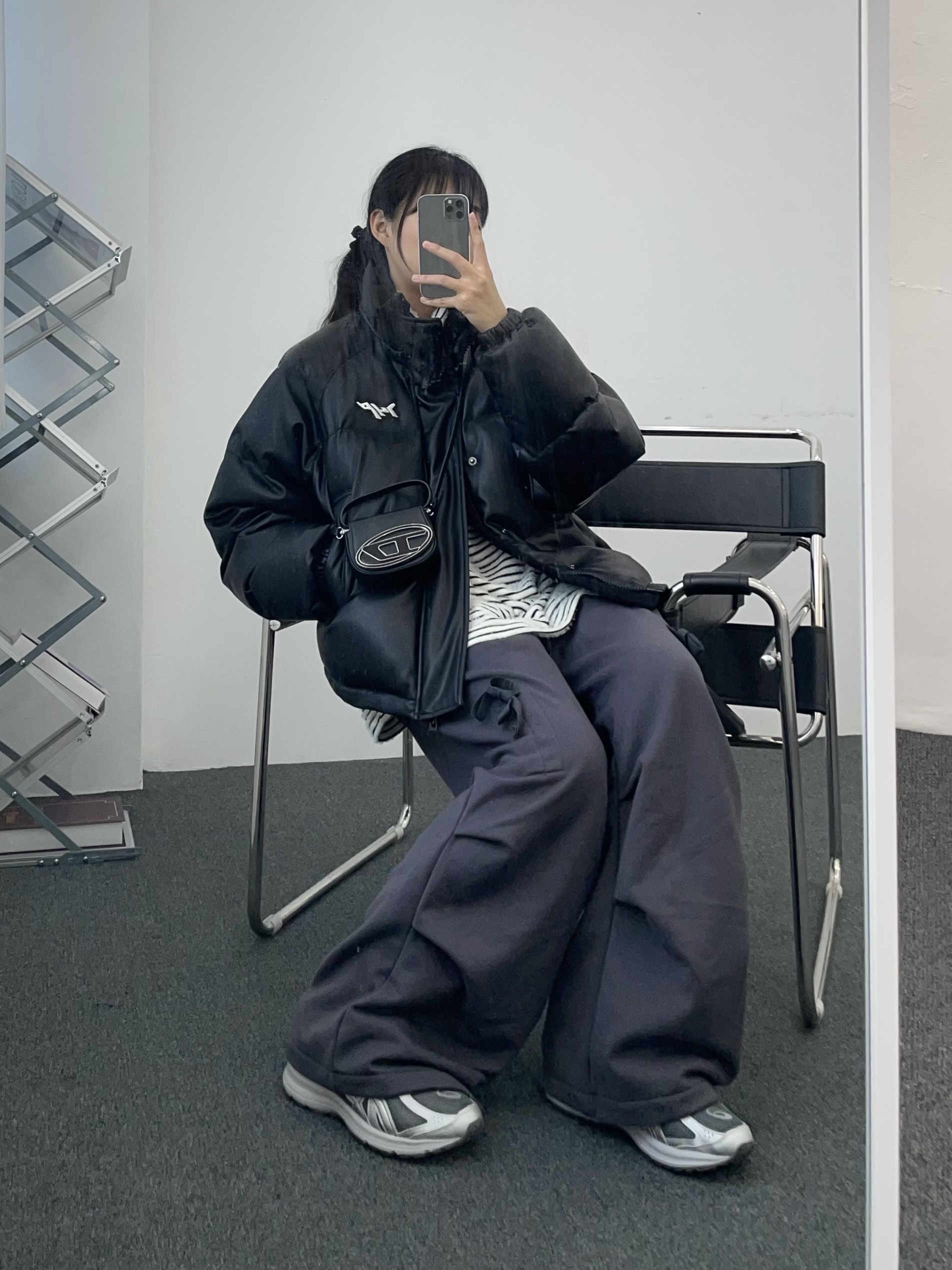 Diesel 1DR Mini Bag Plaque Black, Asics Jog 100 S SMU Sheet Rock Pure Silver - 2E Wide 착용 스타일