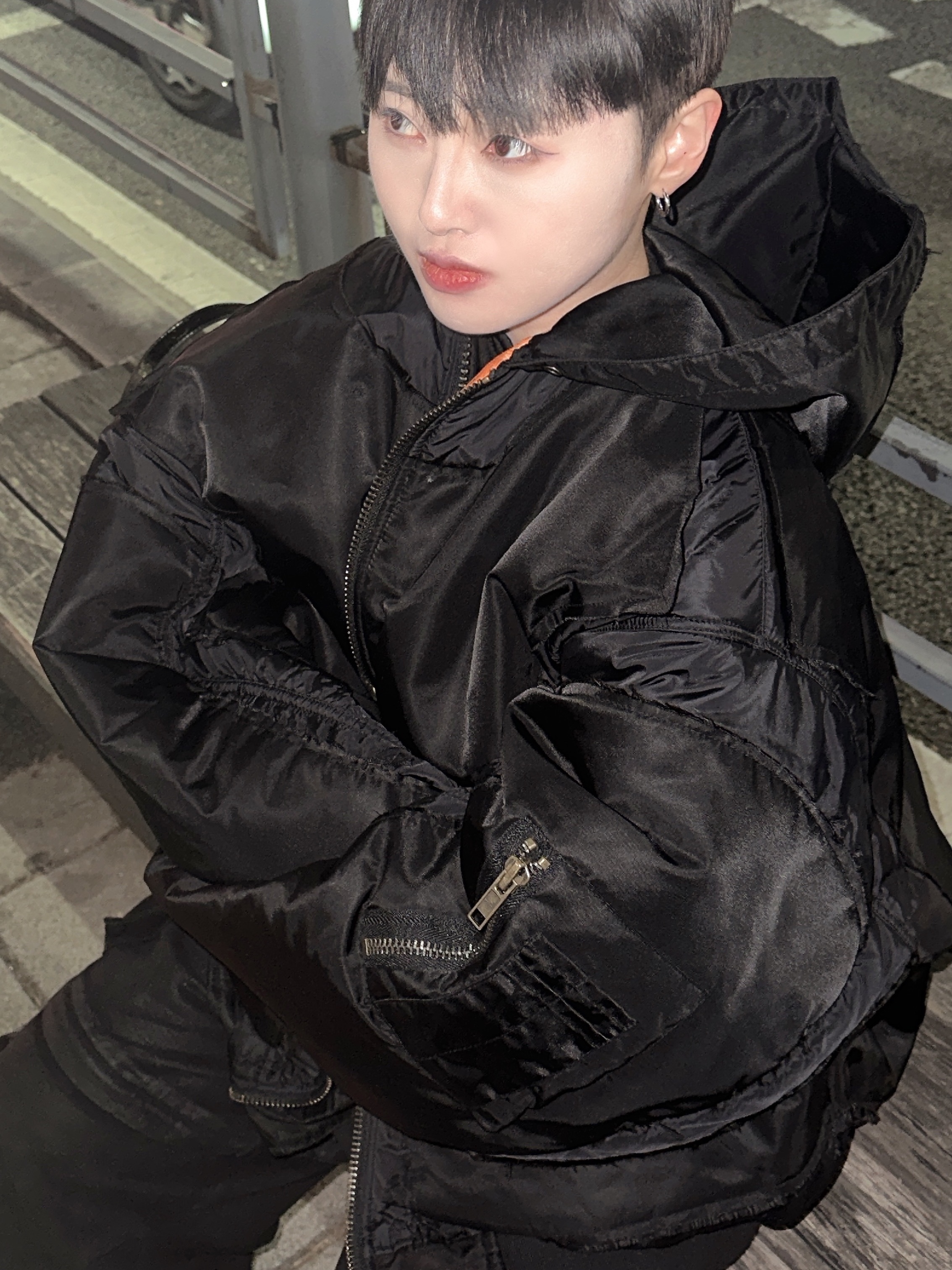 Project G/R Reworked Hooded Bomber Jacket Black, Project G/R Oversized Convertible Cargo Pants Coated Black 착용 스타일 - 1
