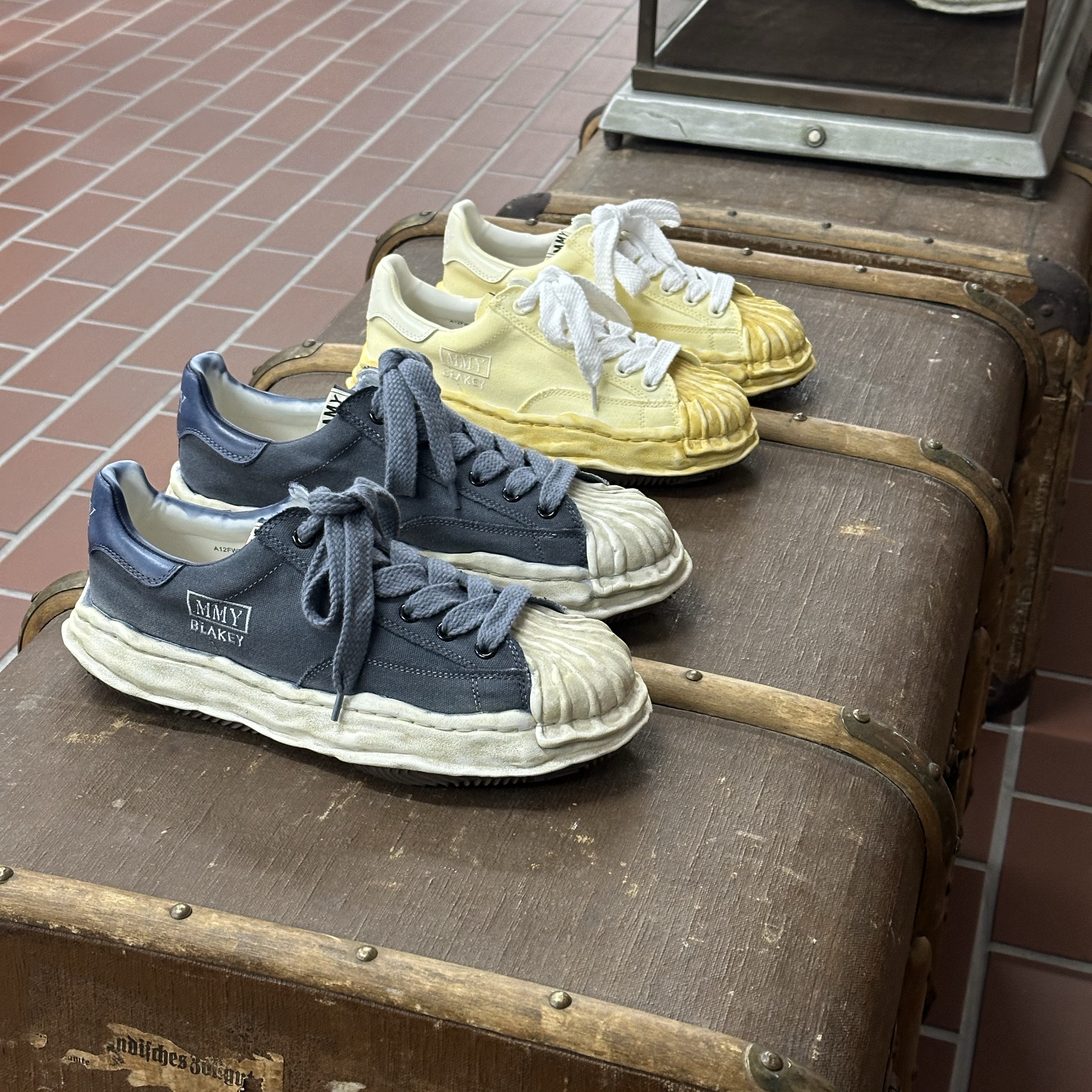 Maison Mihara Yasuhiro Blakey OG Sole Canvas Over Dyed Low-top Sneakers White, Maison Mihara Yasuhiro Blakey OG Sole Canvas Over Dyed Low-top Sneakers Black 착용 스타일 - 1