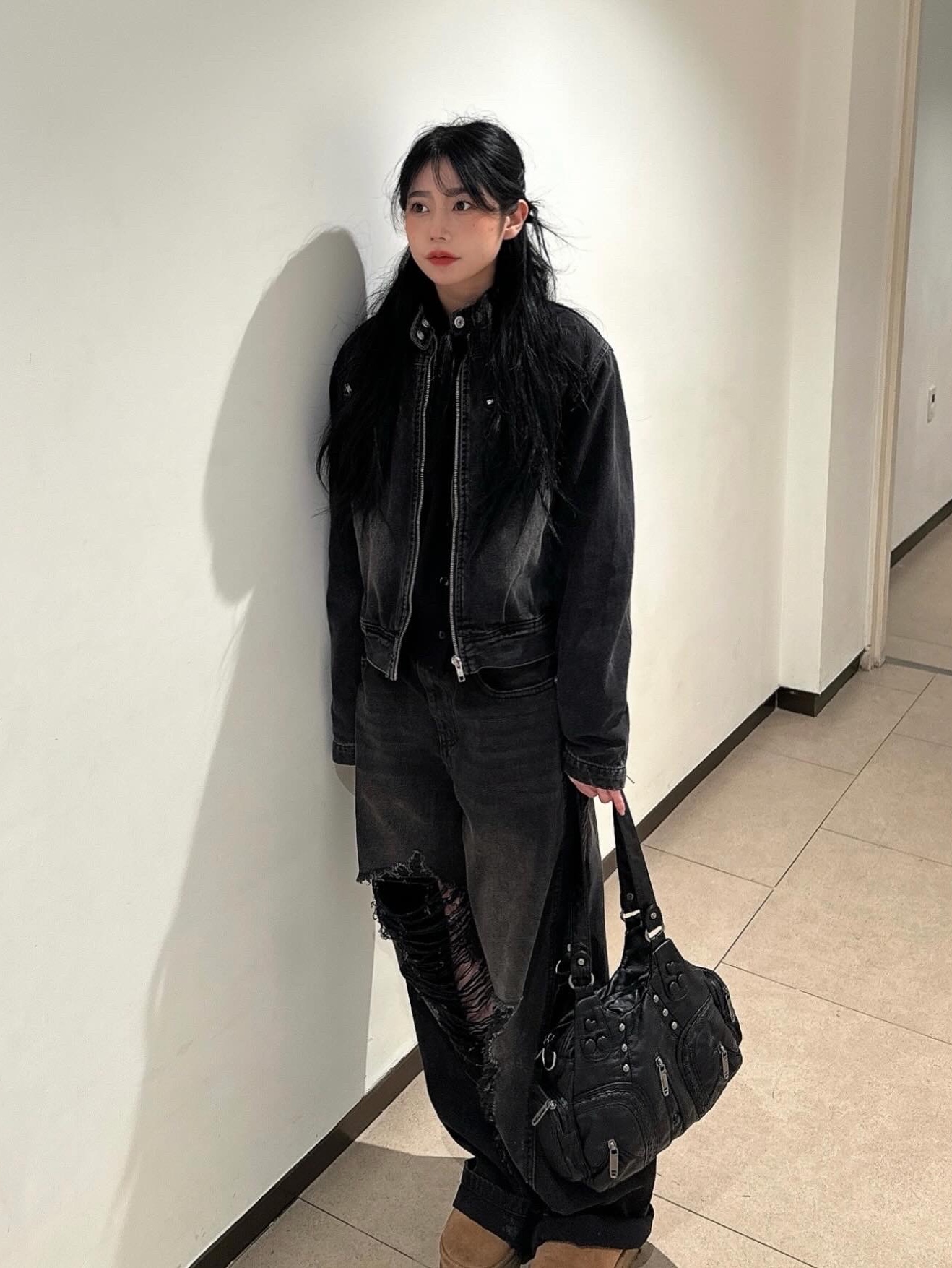 Millo Women Curved Damage Wide Jeans Stone Black, Millo Women Washed Denim Racing Jacket Stone Black 착용 스타일 - 3