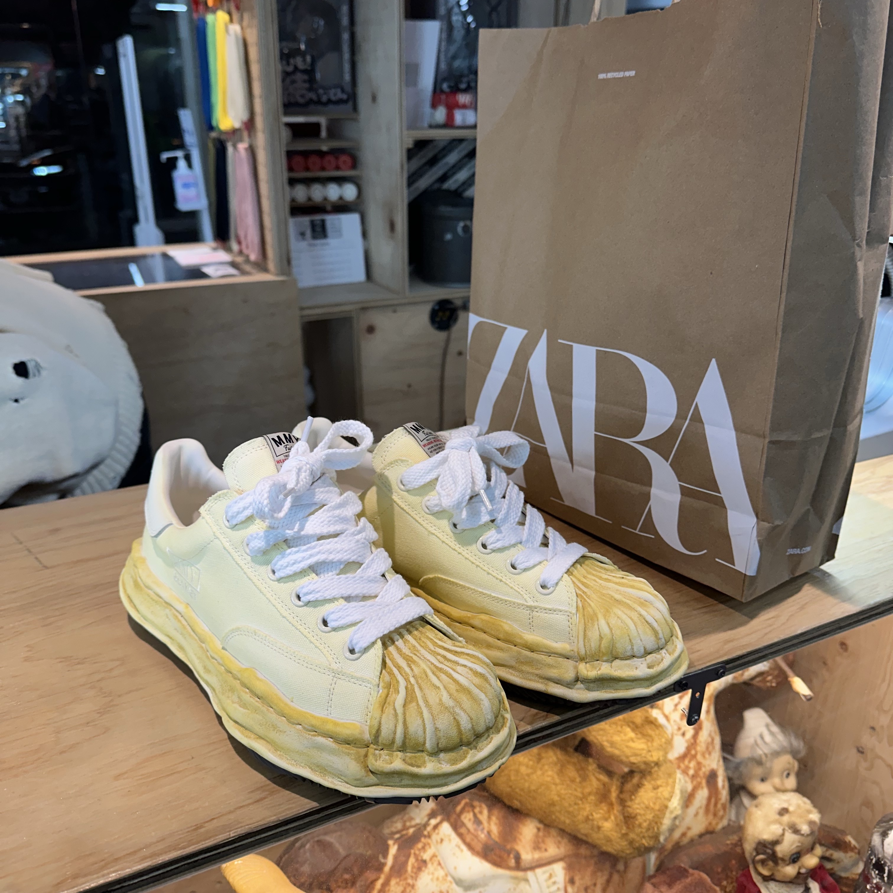 Maison Mihara Yasuhiro Blakey OG Sole Canvas Over Dyed Low-top Sneakers White, Maison Mihara Yasuhiro Blakey OG Sole Canvas Over Dyed Low-top Sneakers Black 착용 스타일 - 2