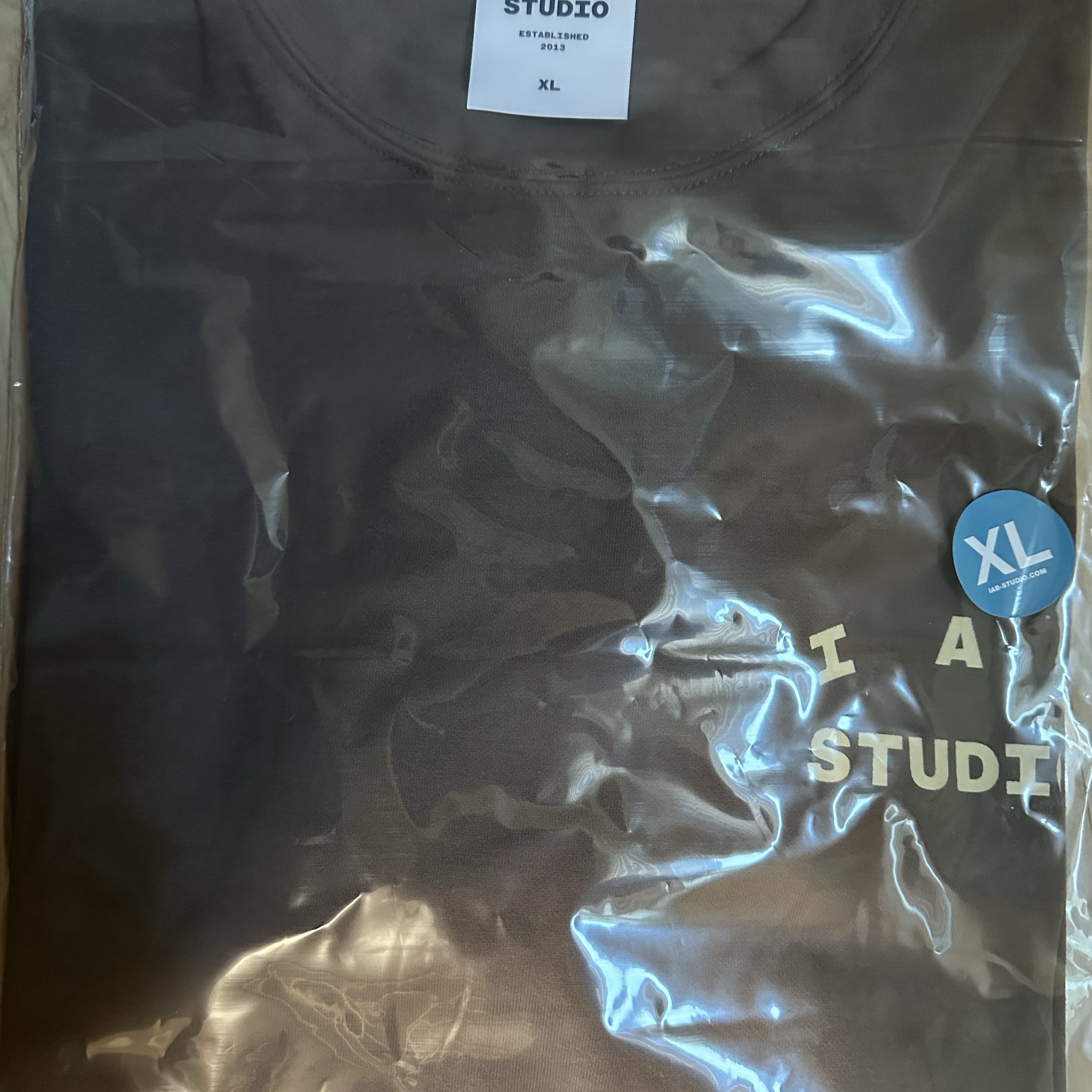 IAB Studio Long Sleeve Choco Cream 착용 스타일