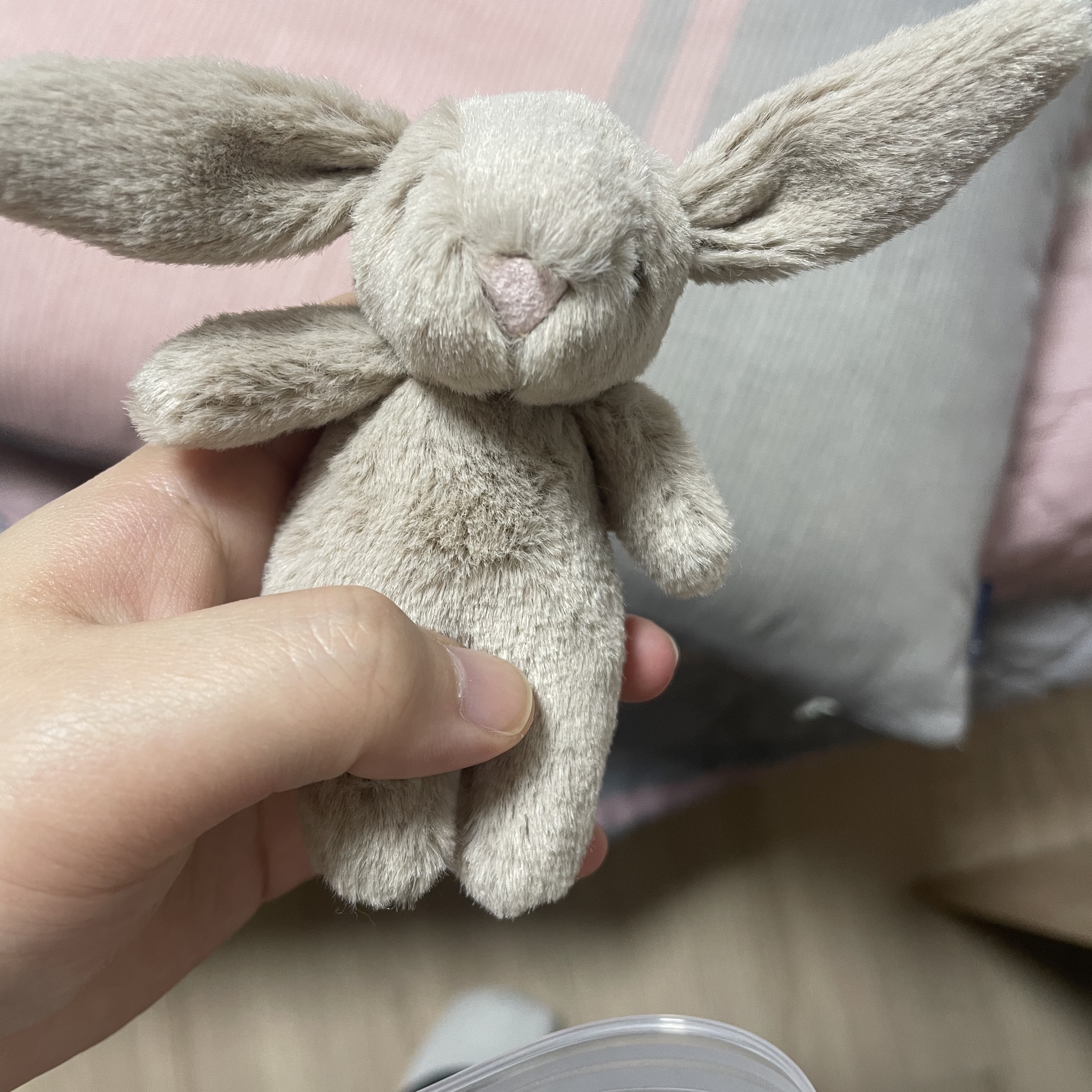 Jellycat Bashful Bunny Bag Charm Beige 착용 스타일