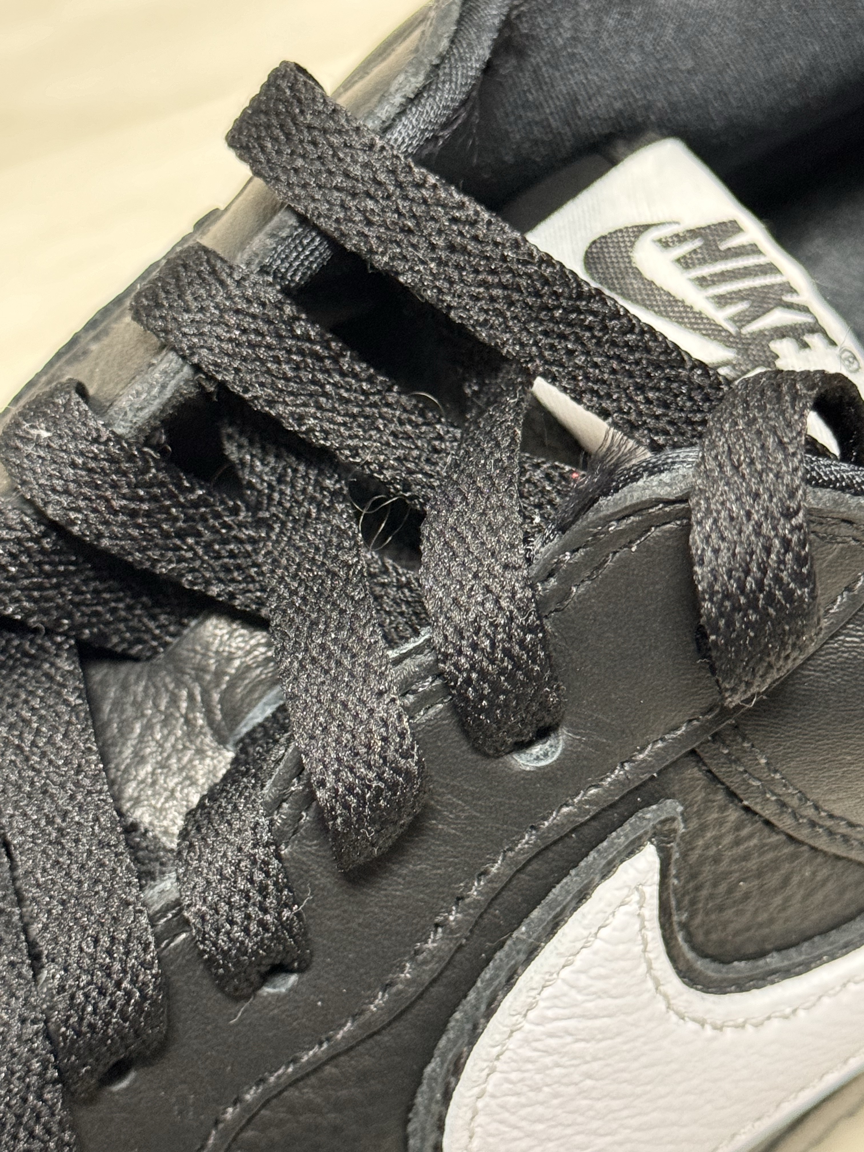 Nike Air Force 1 Low QS Black White 착용 스타일 - 5