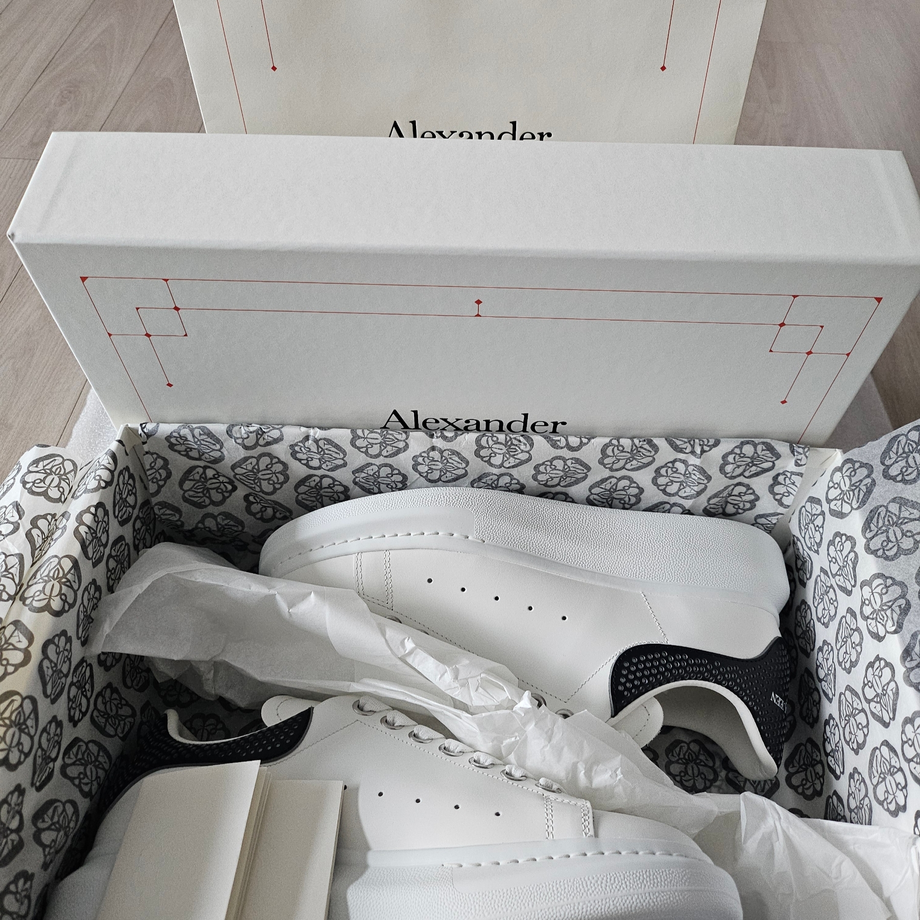 Alexander McQueen Larry Dot Tab Oversized Sneakers White Black Silver 착용 스타일 - 3