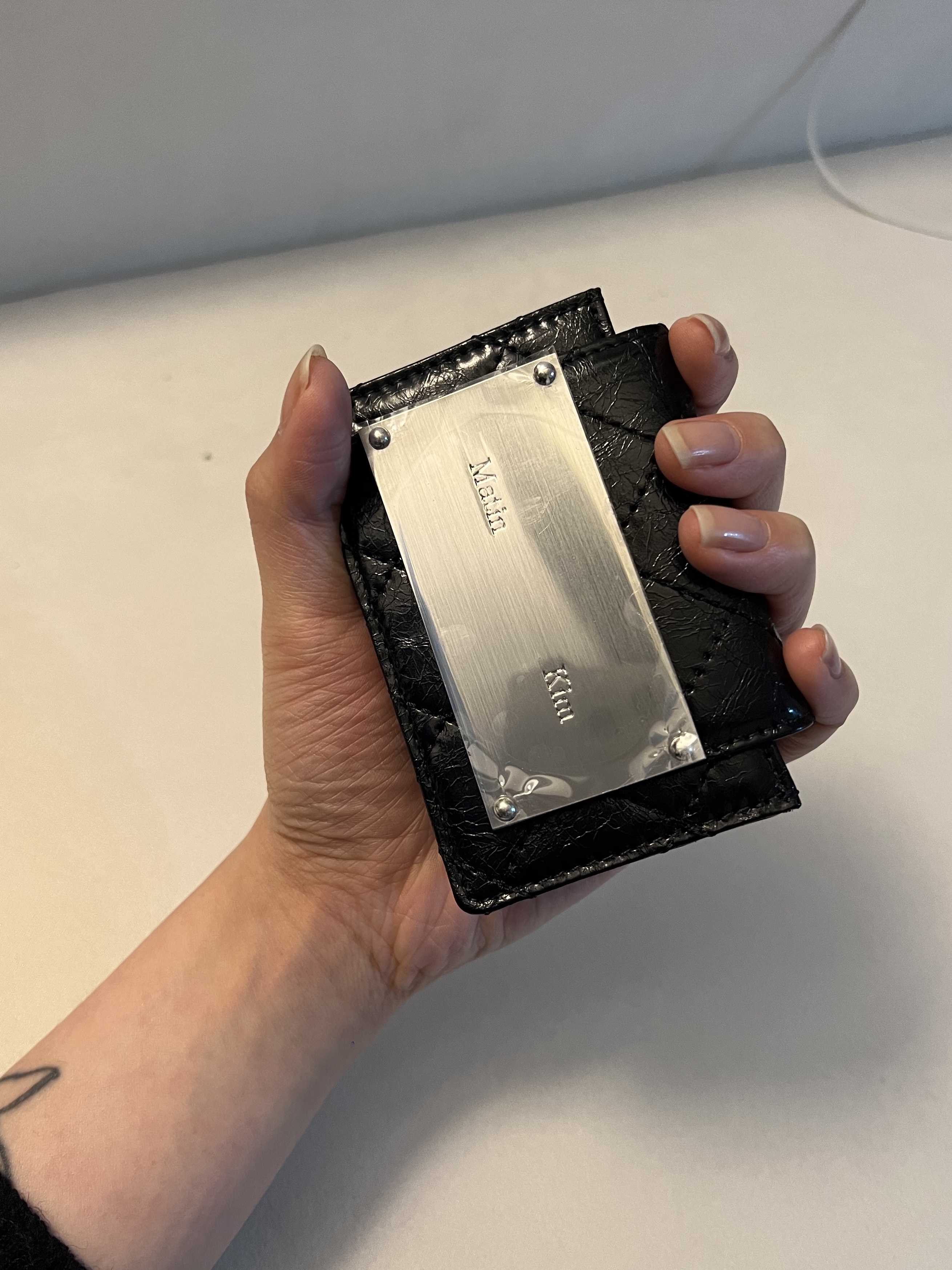 Matin Kim Quilting Accordion Wallet Black 착용 스타일