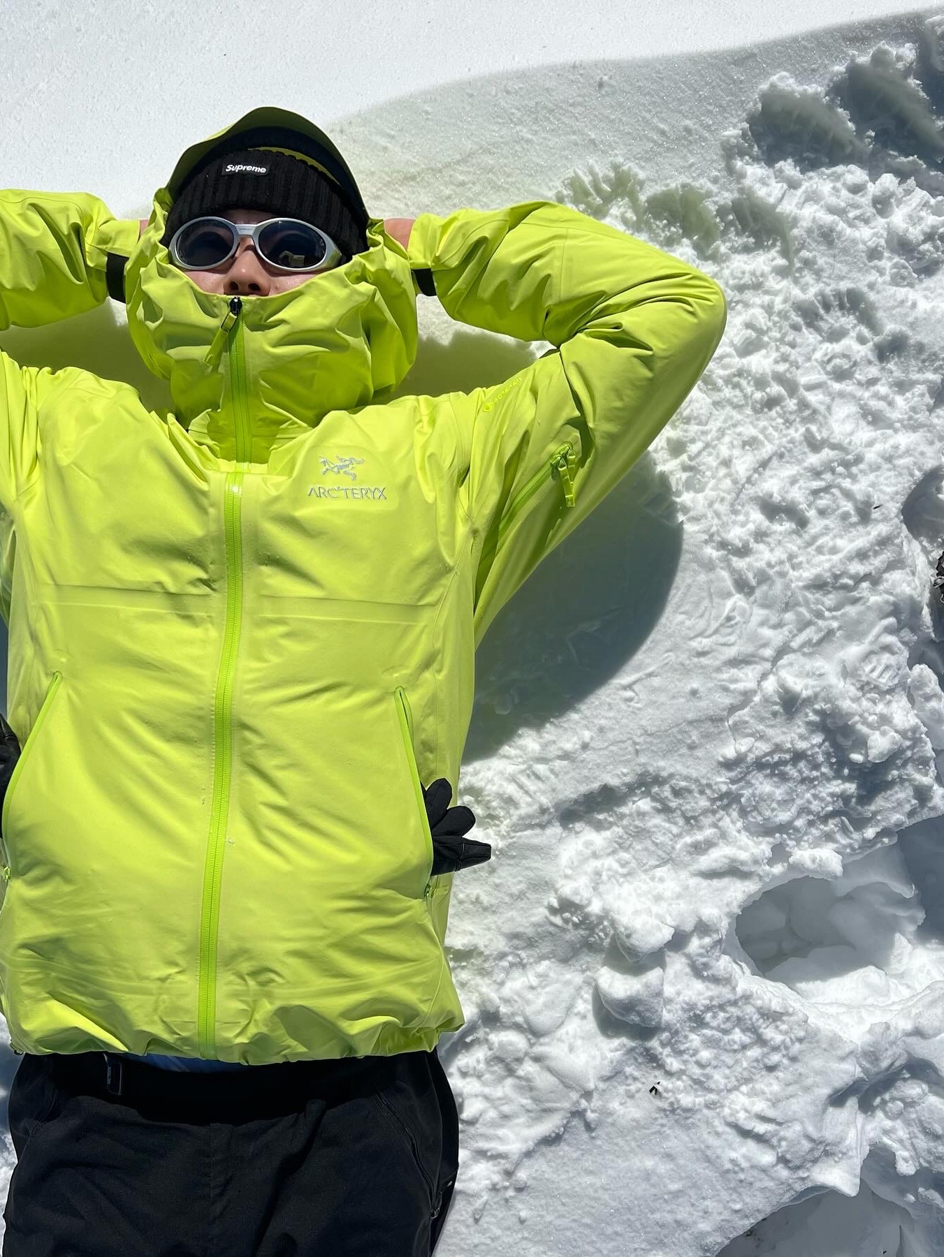 Supreme Overdyed Beanie Black, Arc'teryx Beta LT Jacket Offlime 착용 스타일 - 2