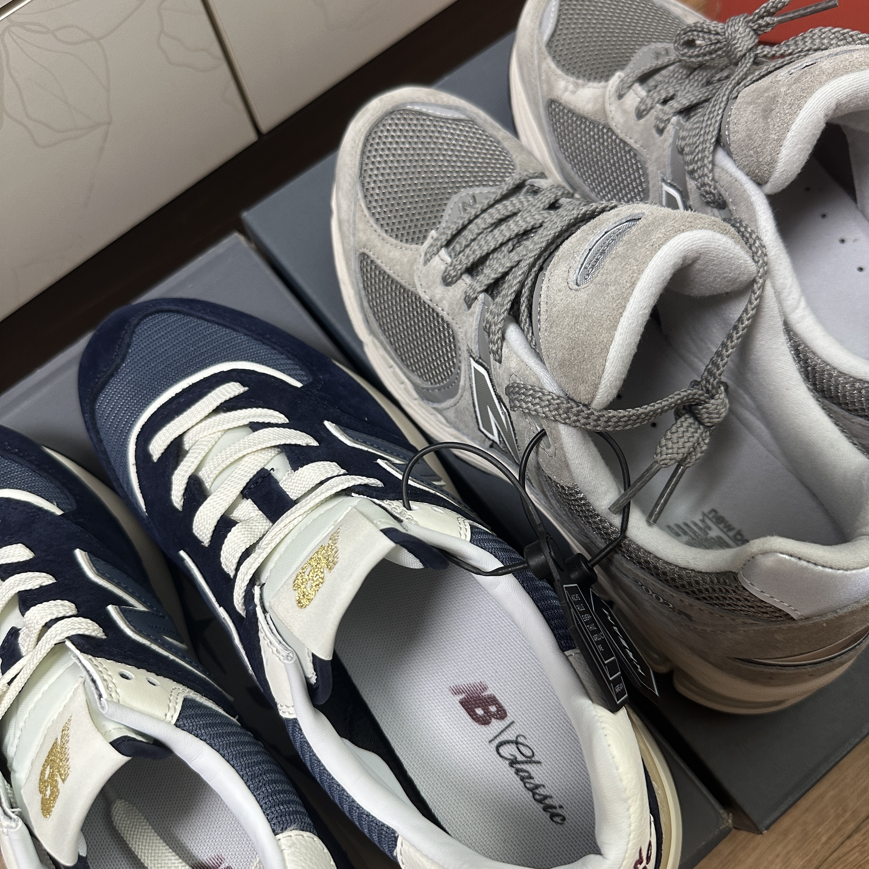 New Balance 2002R Grey, New Balance 574 Legacy Navy 착용 스타일