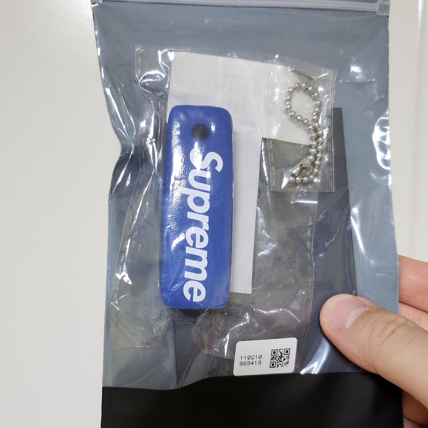 Supreme Floating Keychain Faded Blue - 23FW 착용 스타일