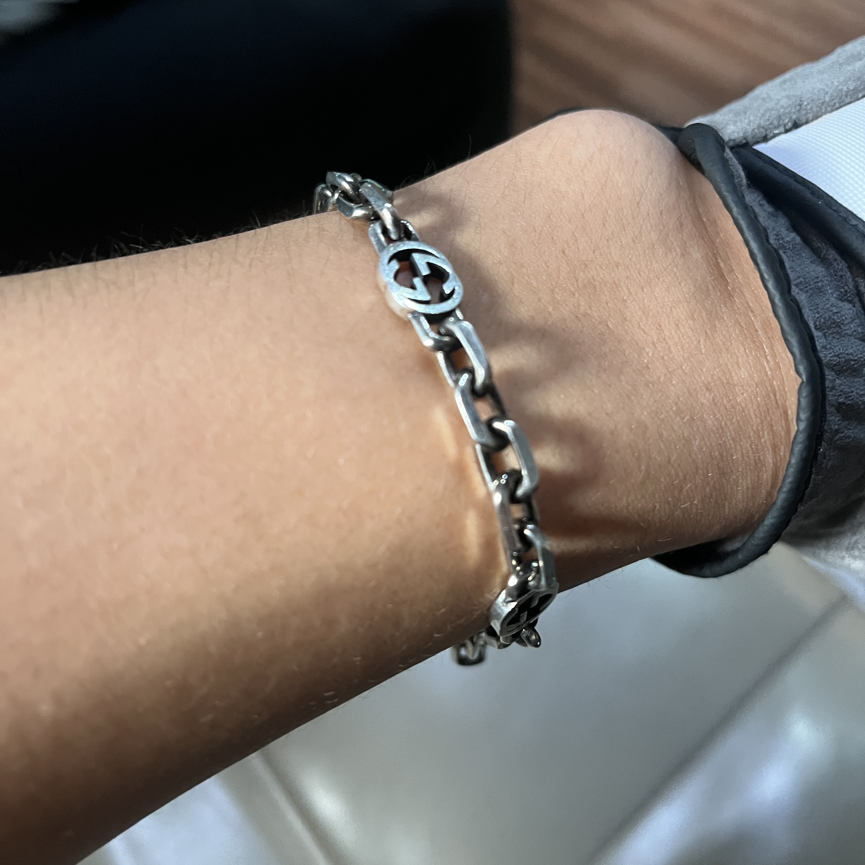 Gucci Interlocking G Bracelet Silver 착용 스타일 - 1