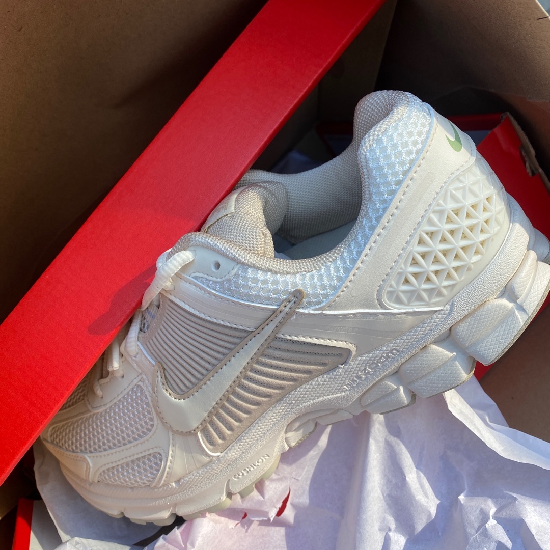 (W) Nike Zoom Vomero 5 Pale Ivory Sanddrift 착용 스타일