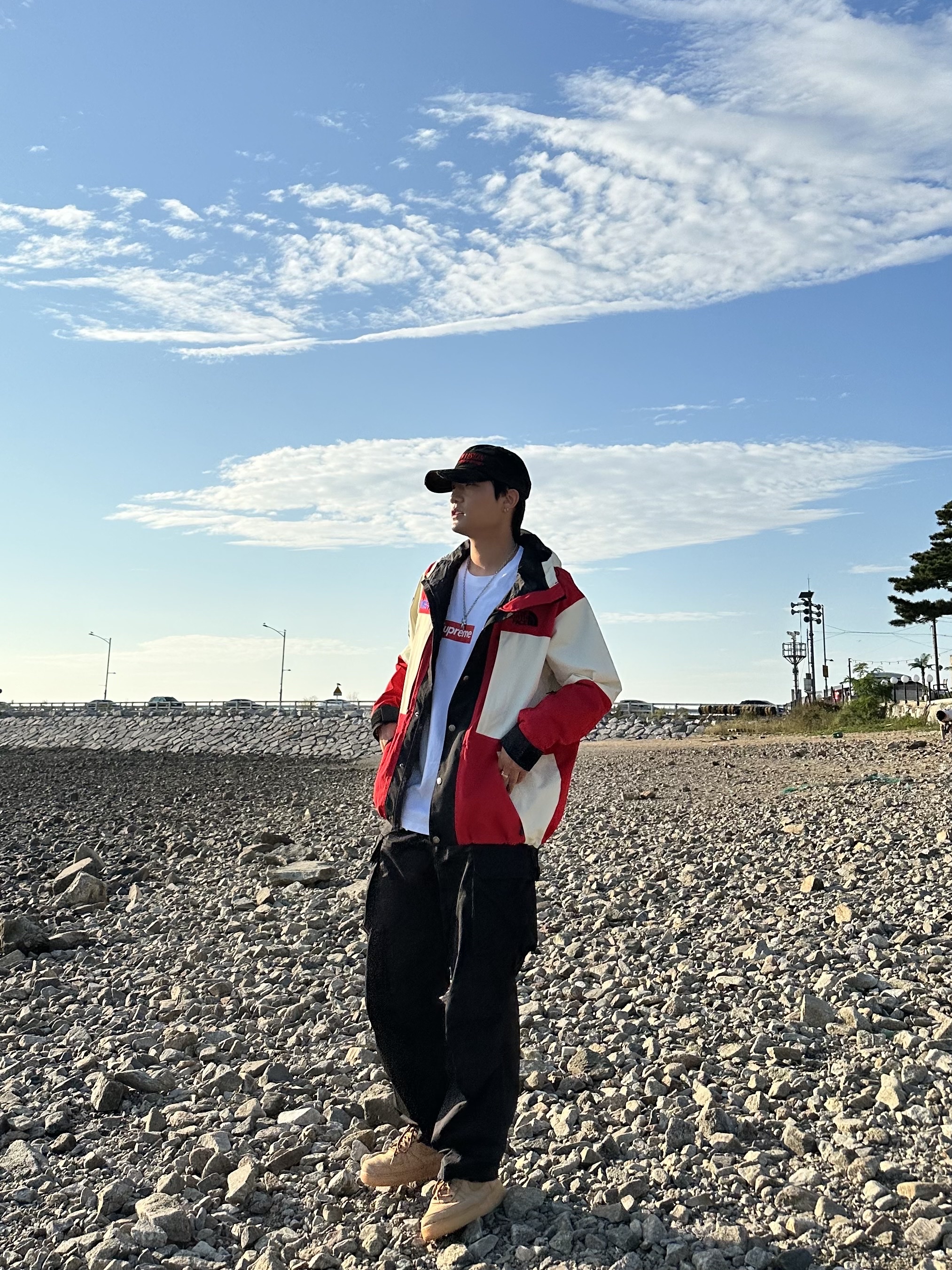 Supreme x The North Face Expedition Jacket White - 18FW, Supreme West Hollywood Box Logo T-Shirt White - 23SS 착용 스타일 - 3