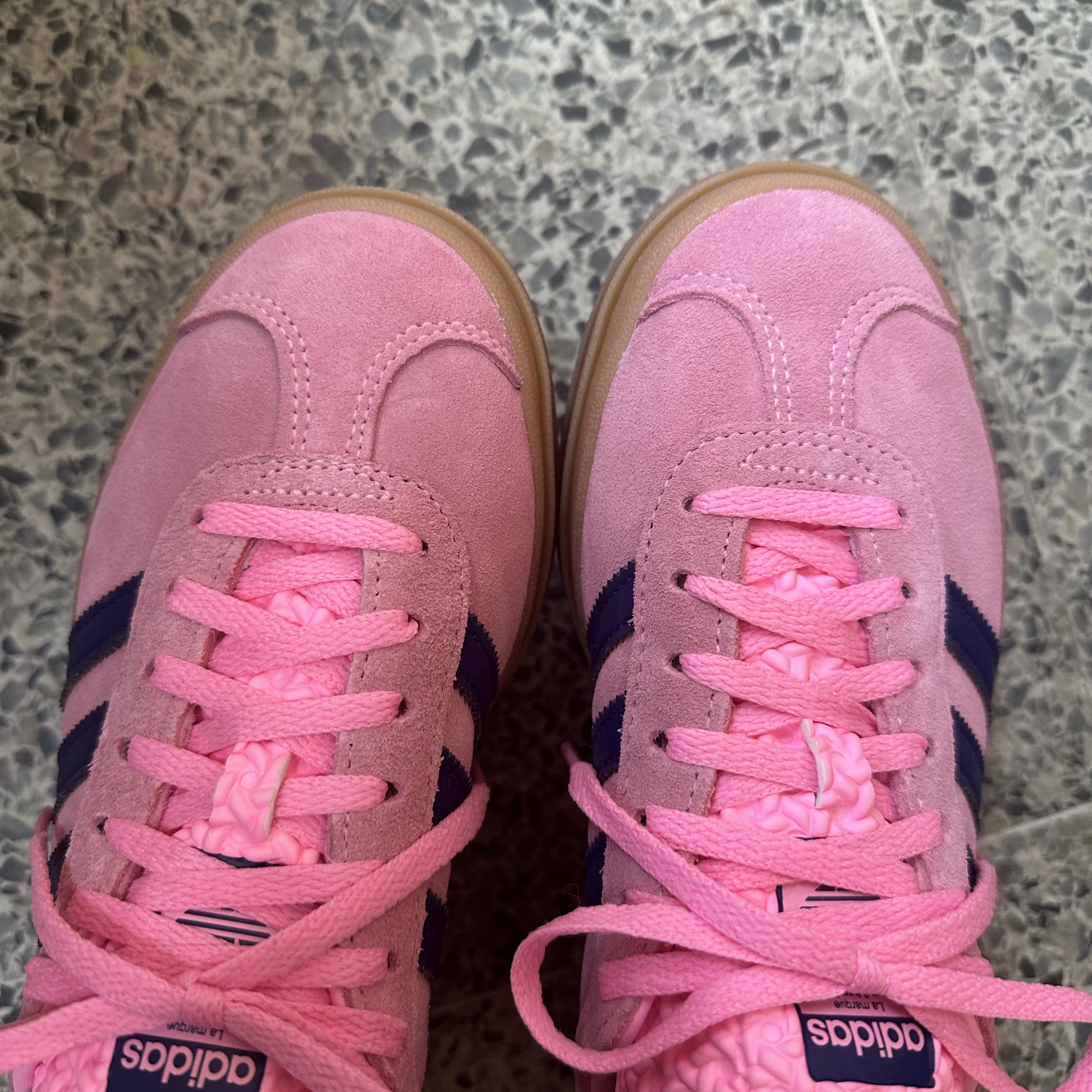 (W) Adidas Gazelle Bold Pink Glow Victory Blue 착용 스타일 - 1