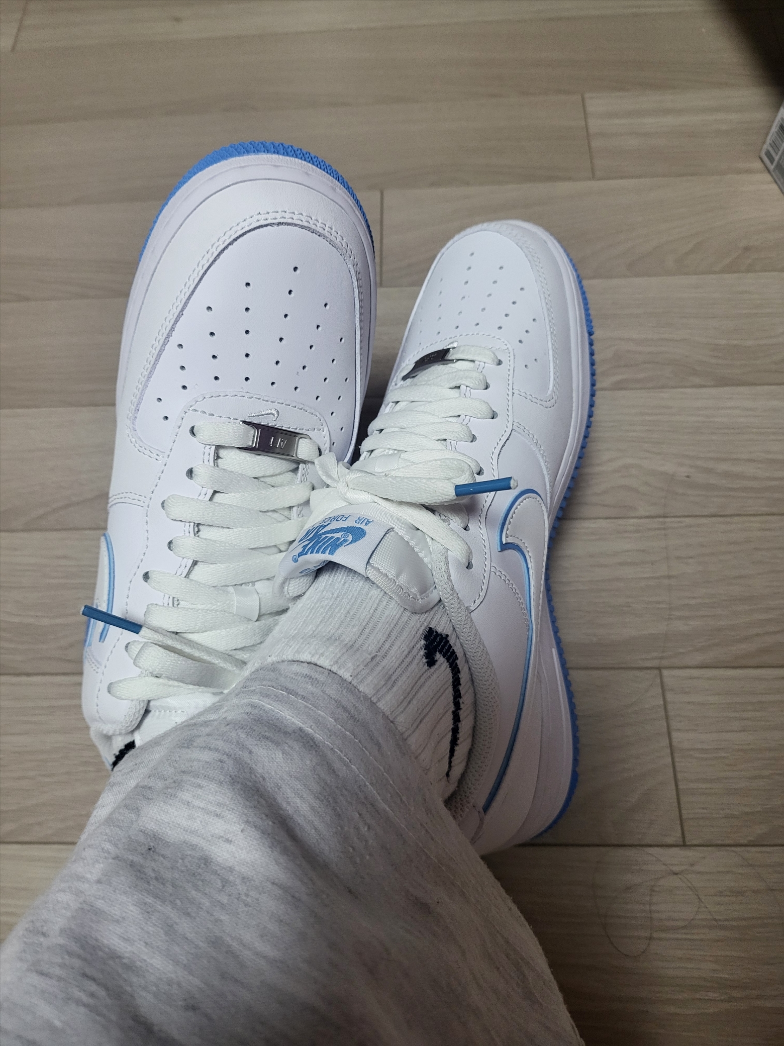 Nike Air Force 1 '07 White University Blue 착용 스타일 - 1