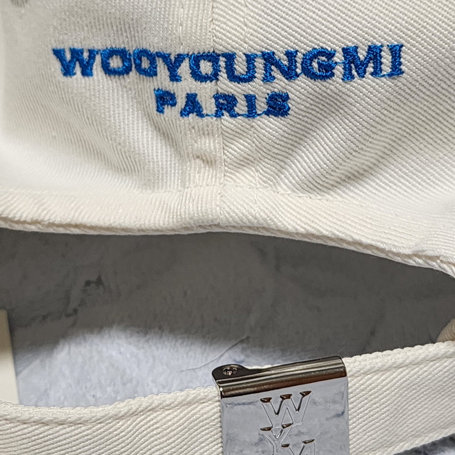 Wooyoungmi Logo Ball Cap White - 23SS 착용 스타일 - 2