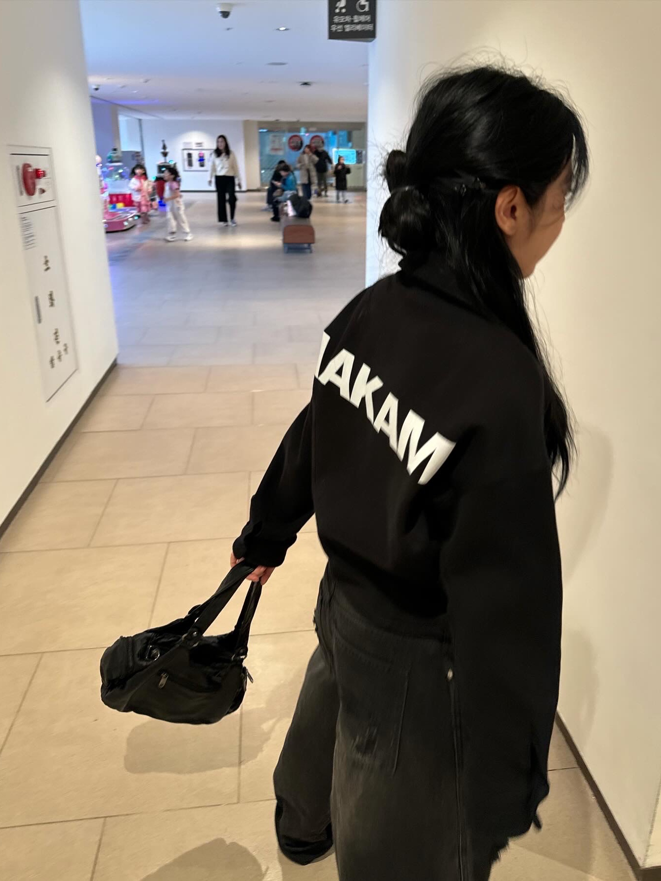 Millo Women Curved Damage Wide Jeans Stone Black, Millo Women Washed Denim Racing Jacket Stone Black 착용 스타일 - 6