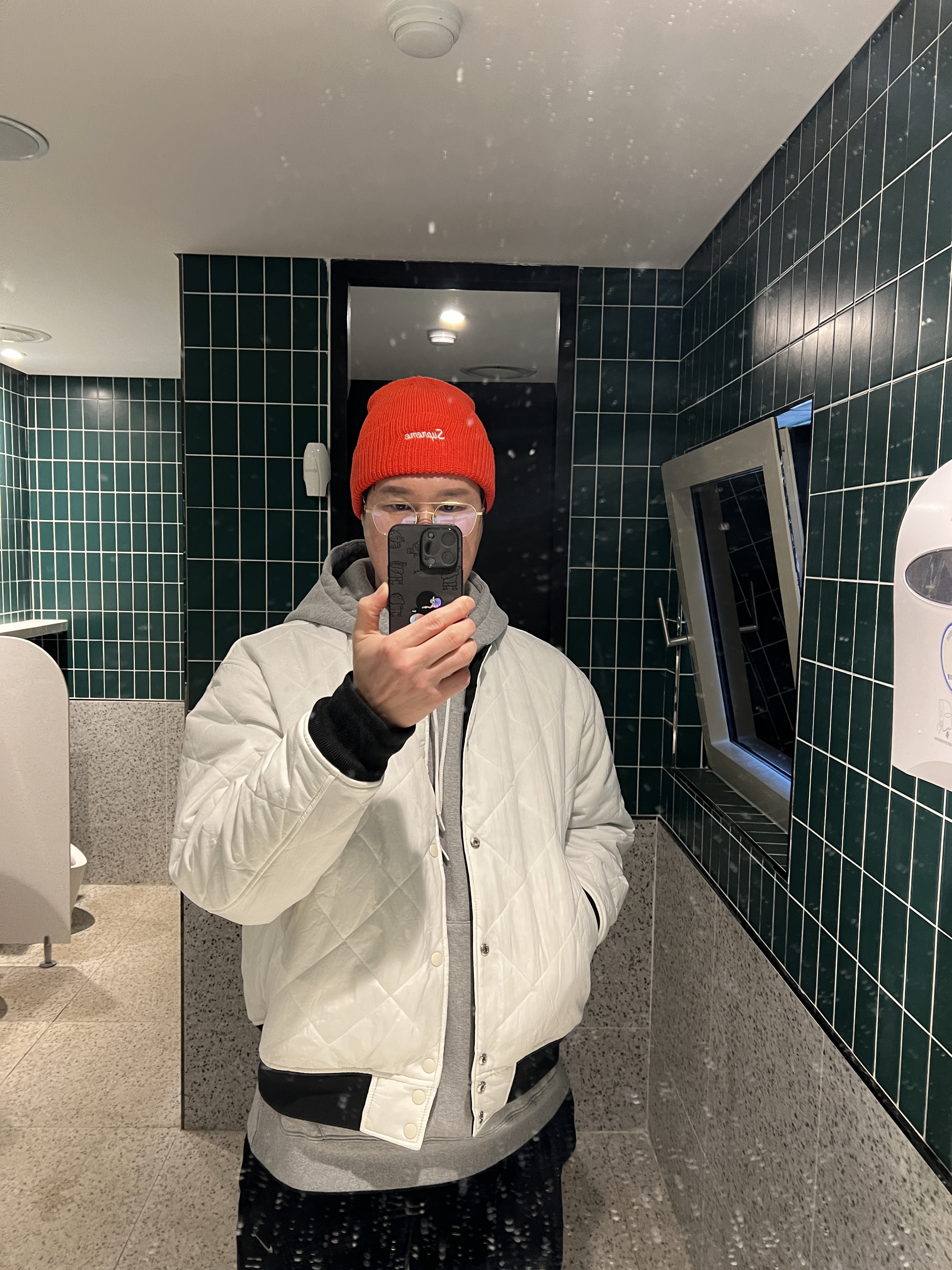 Nike x Stussy Reversible Jacket Black (FJ9153-010), Supreme Loose Gauge Beanie Bright Orange - 23FW 착용 스타일 - 3