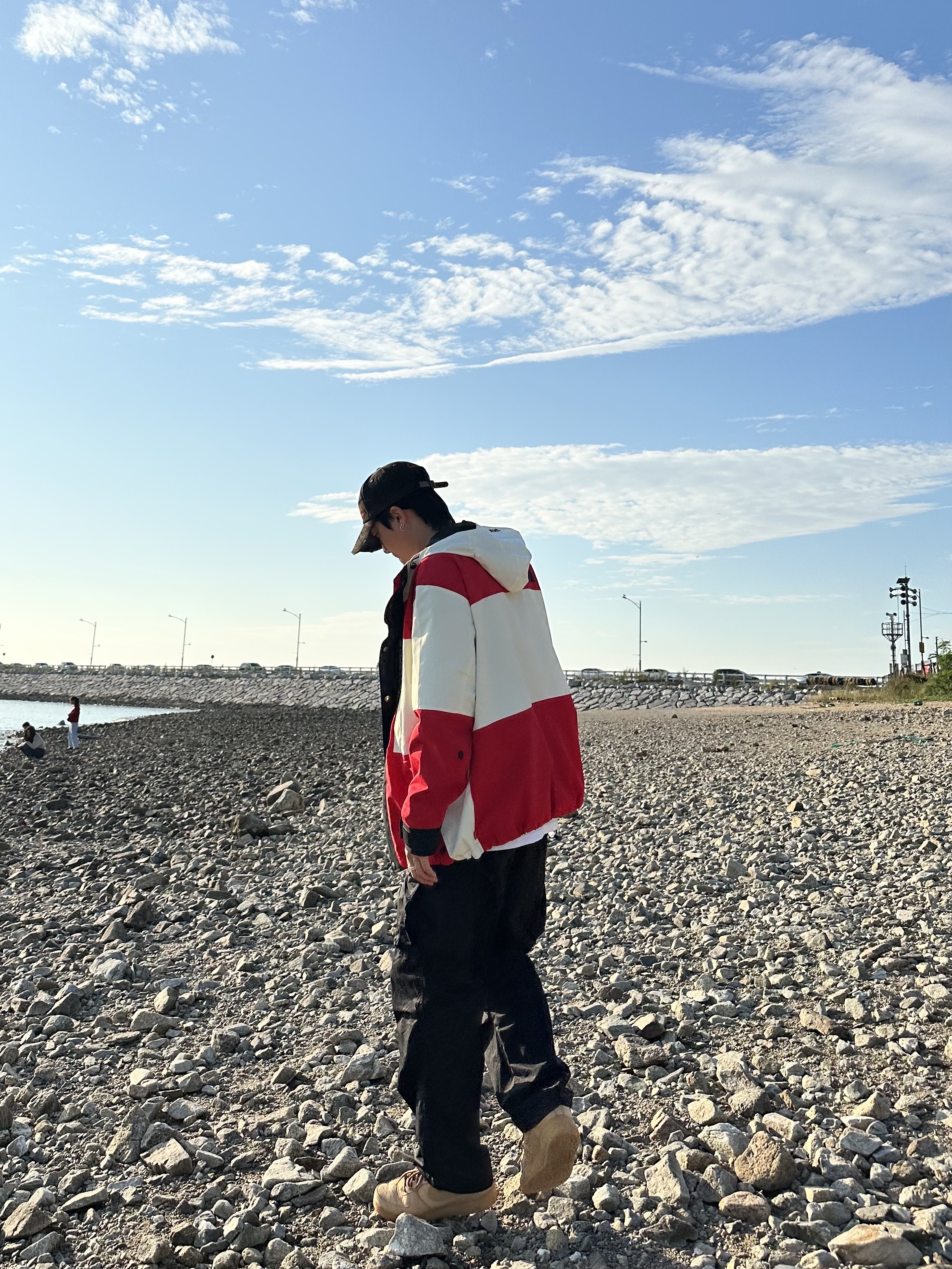 Supreme x The North Face Expedition Jacket White - 18FW, Supreme West Hollywood Box Logo T-Shirt White - 23SS 착용 스타일 - 1