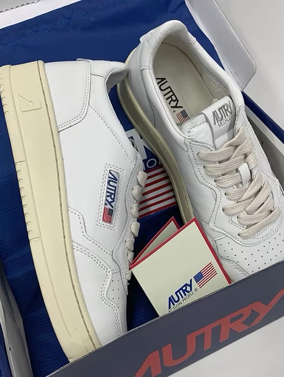 Autry Medalist Low Leather Sneakers White 착용 스타일 - 5
