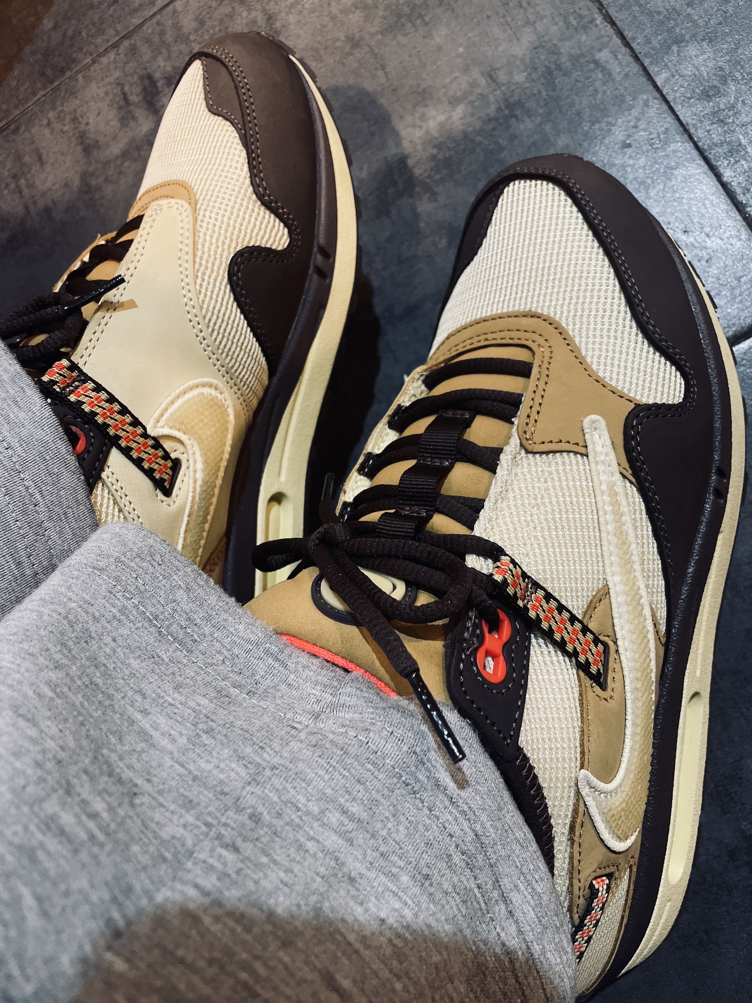 Nike x Travis Scott Air Max 1 Cact.us Brown, Supreme x The North Face Trompe L’oeil Printed Nuptse Jacket Black - 23SS 착용 스타일 - 1