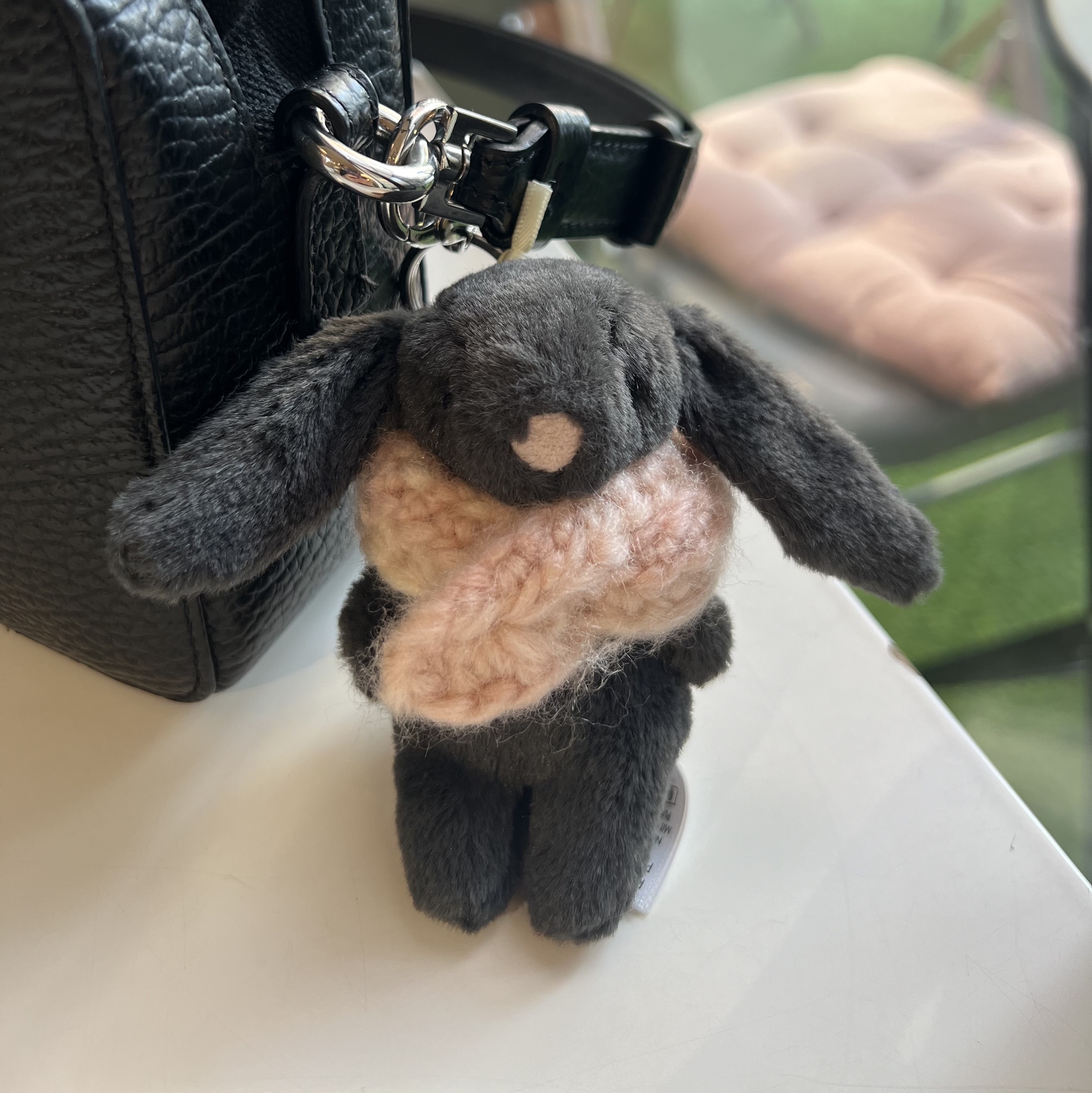 Jellycat Bashful Bunny Bag Charm Ink 착용 스타일 - 2